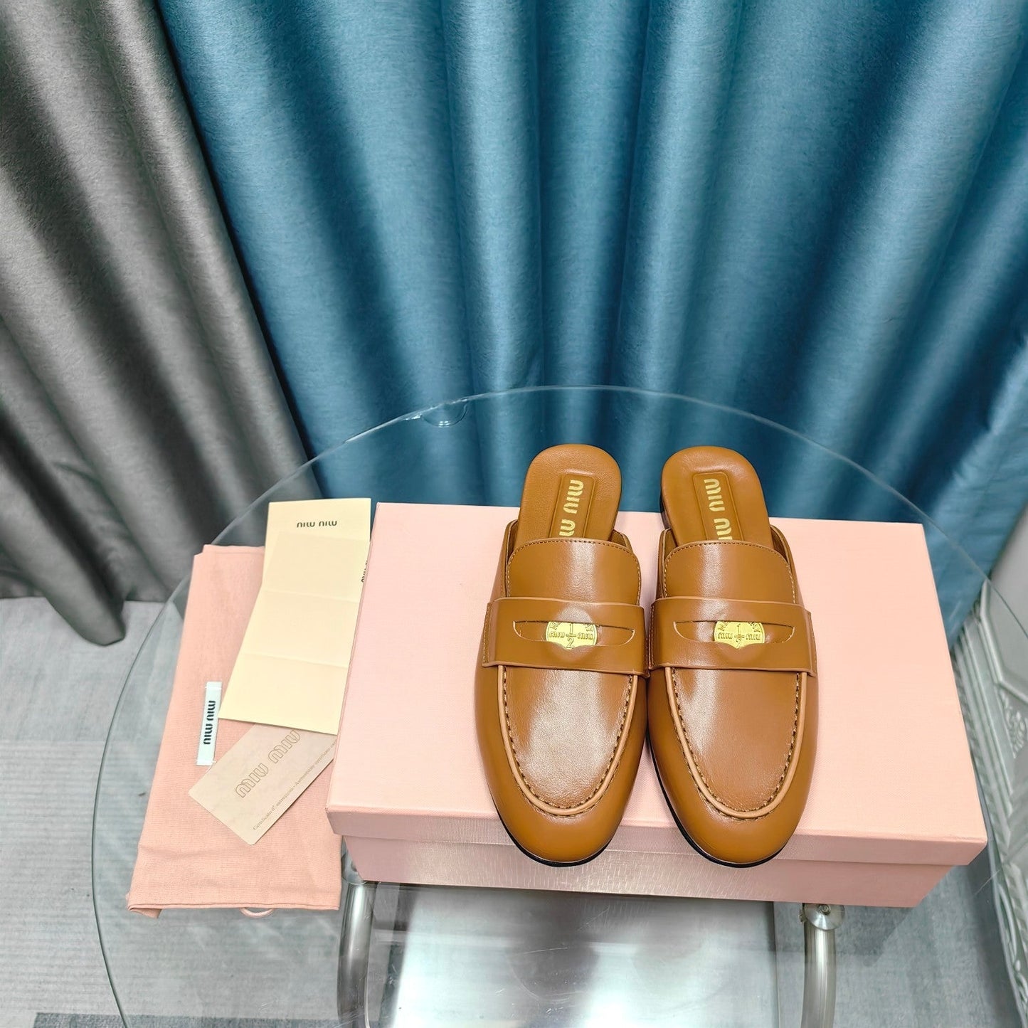MULES SLIPPERS CARAMEL COWHIDE WITH GOLD COIN - 35