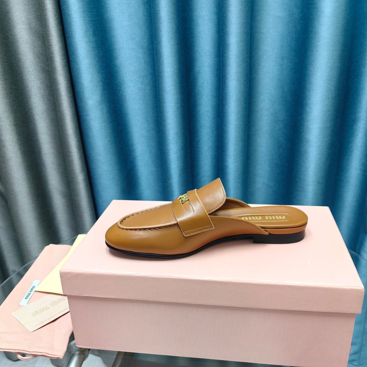 MULES SLIPPERS CARAMEL COWHIDE WITH GOLD COIN - 35