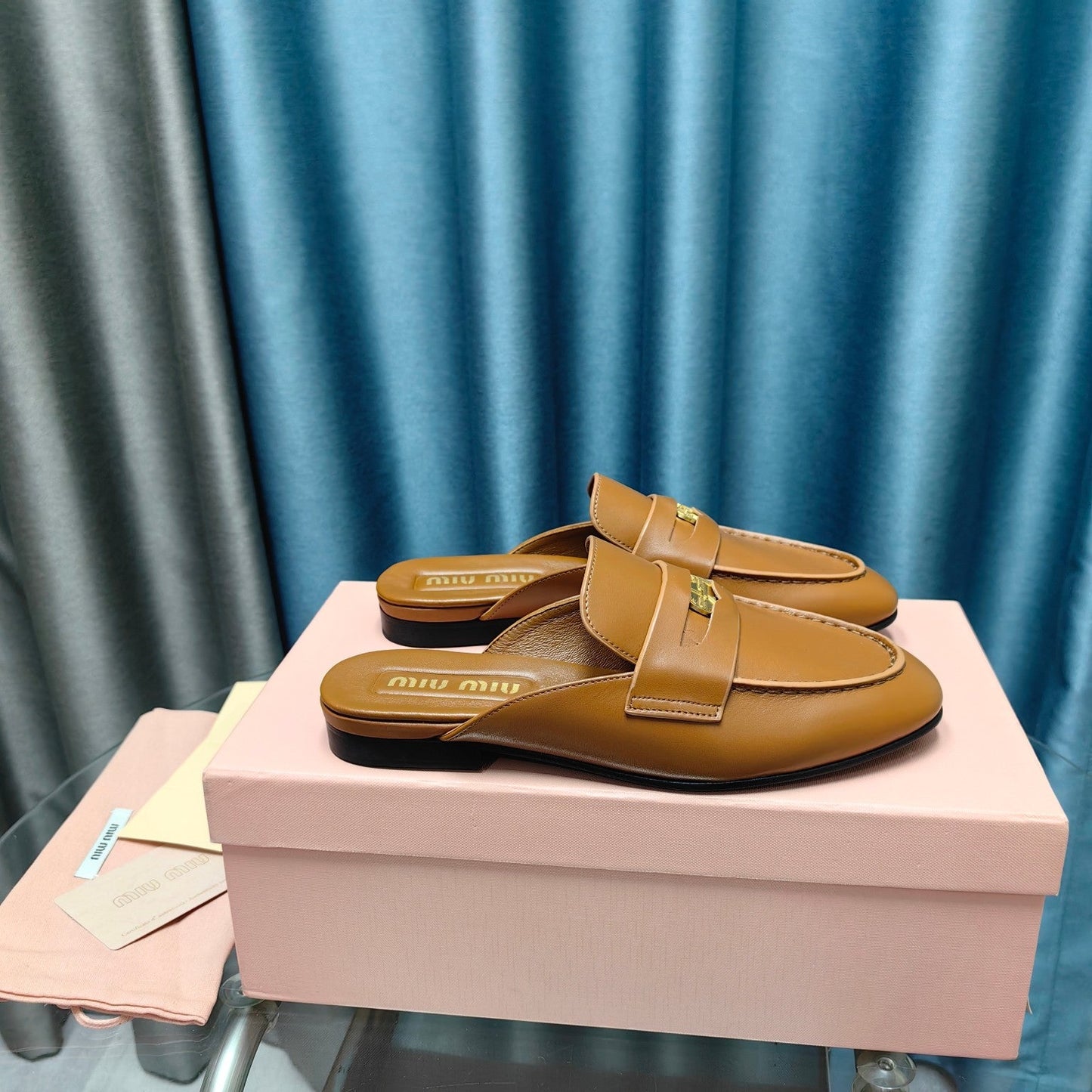 MULES SLIPPERS CARAMEL COWHIDE WITH GOLD COIN - 35