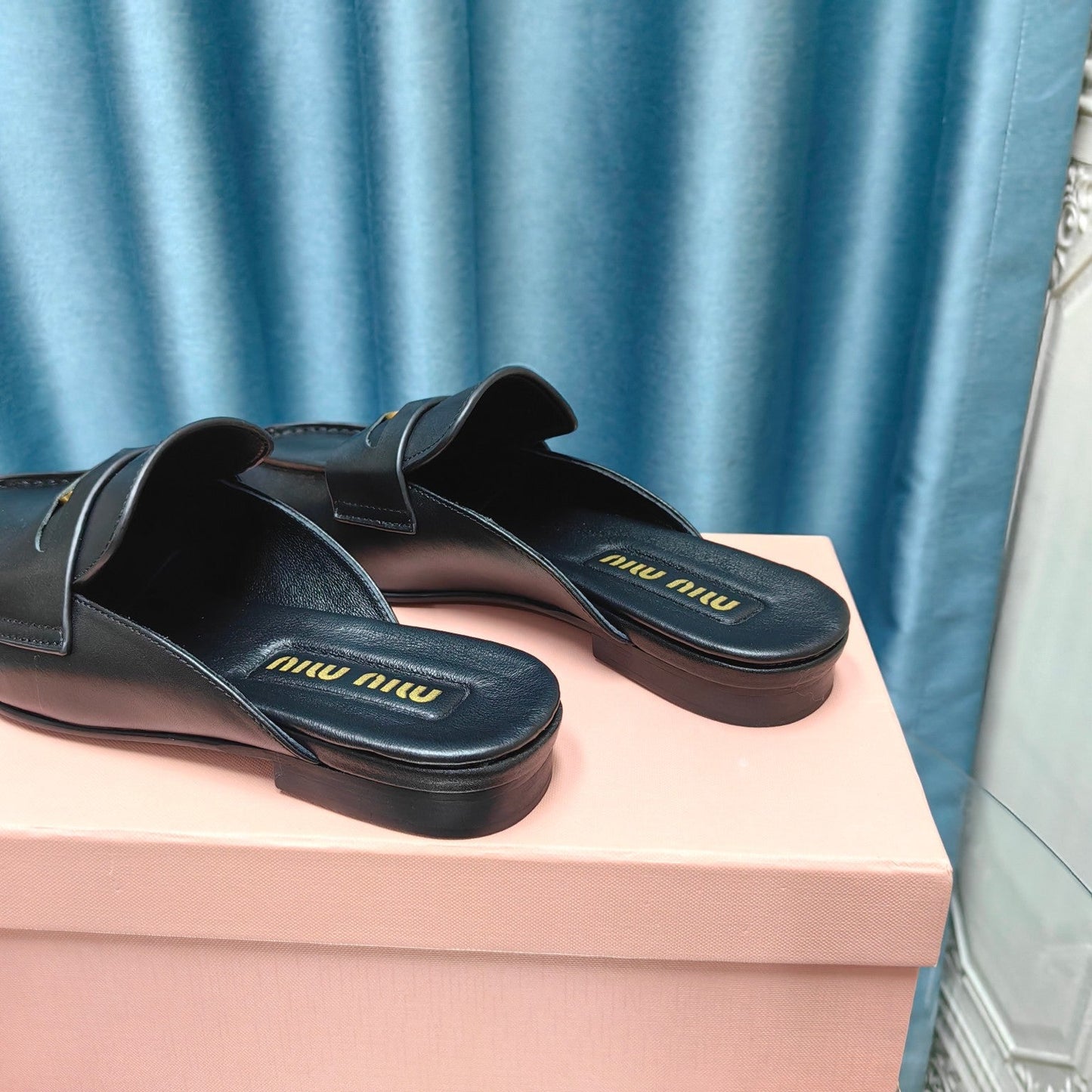 MULES SLIPPERS BLACK COWHIDE WITH GOLD COIN - 35
