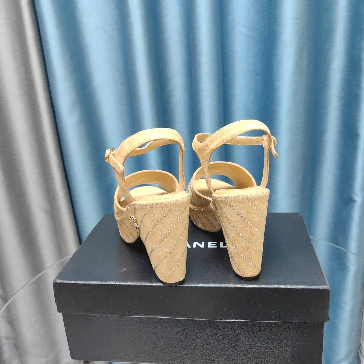 THICK-SOLED WEDGE SANDALS IN BEIGE CREAM SUEDE - 35
