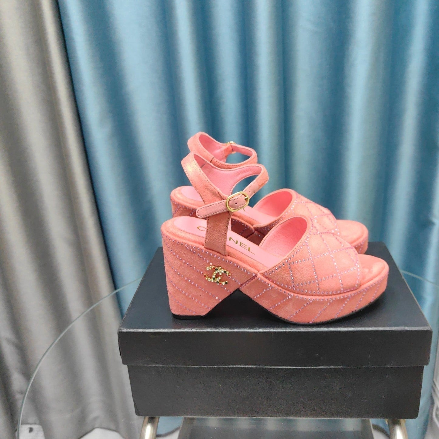 THICK-SOLED WEDGE SANDALS IN LIGHT PINK SUEDE - 35