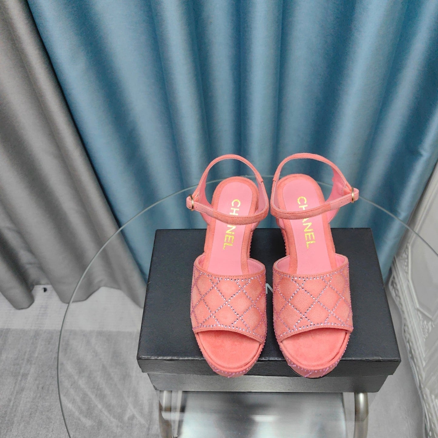 THICK-SOLED WEDGE SANDALS IN LIGHT PINK SUEDE - 35