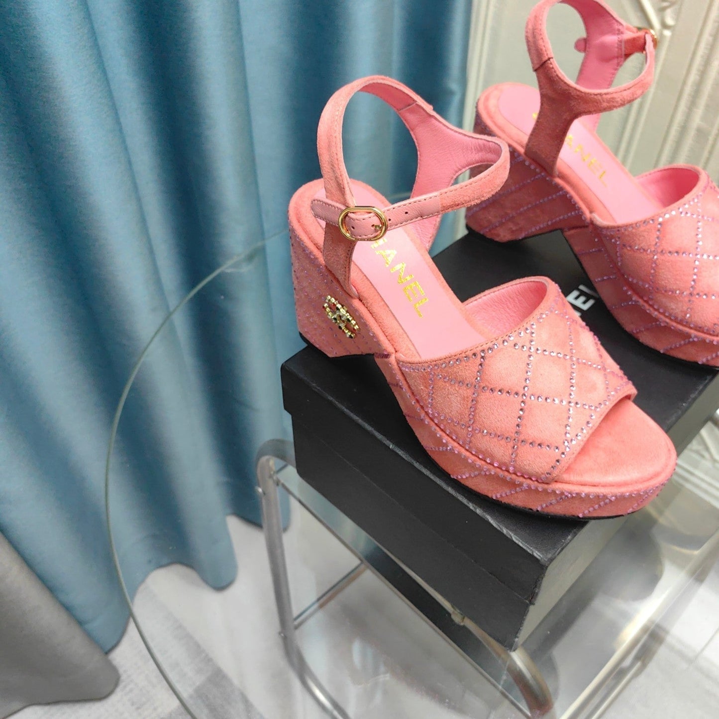 THICK-SOLED WEDGE SANDALS IN LIGHT PINK SUEDE - 35