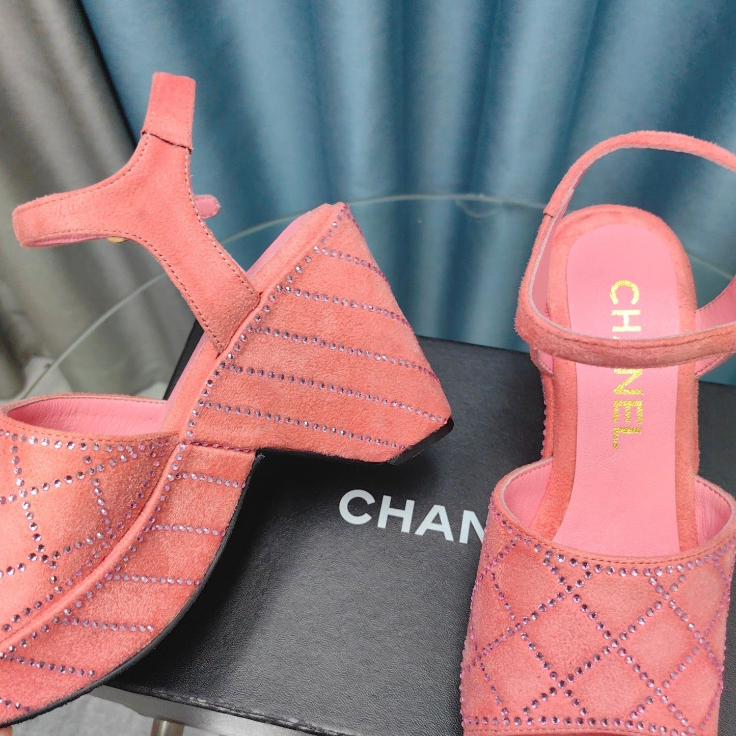 THICK-SOLED WEDGE SANDALS IN LIGHT PINK SUEDE - 35
