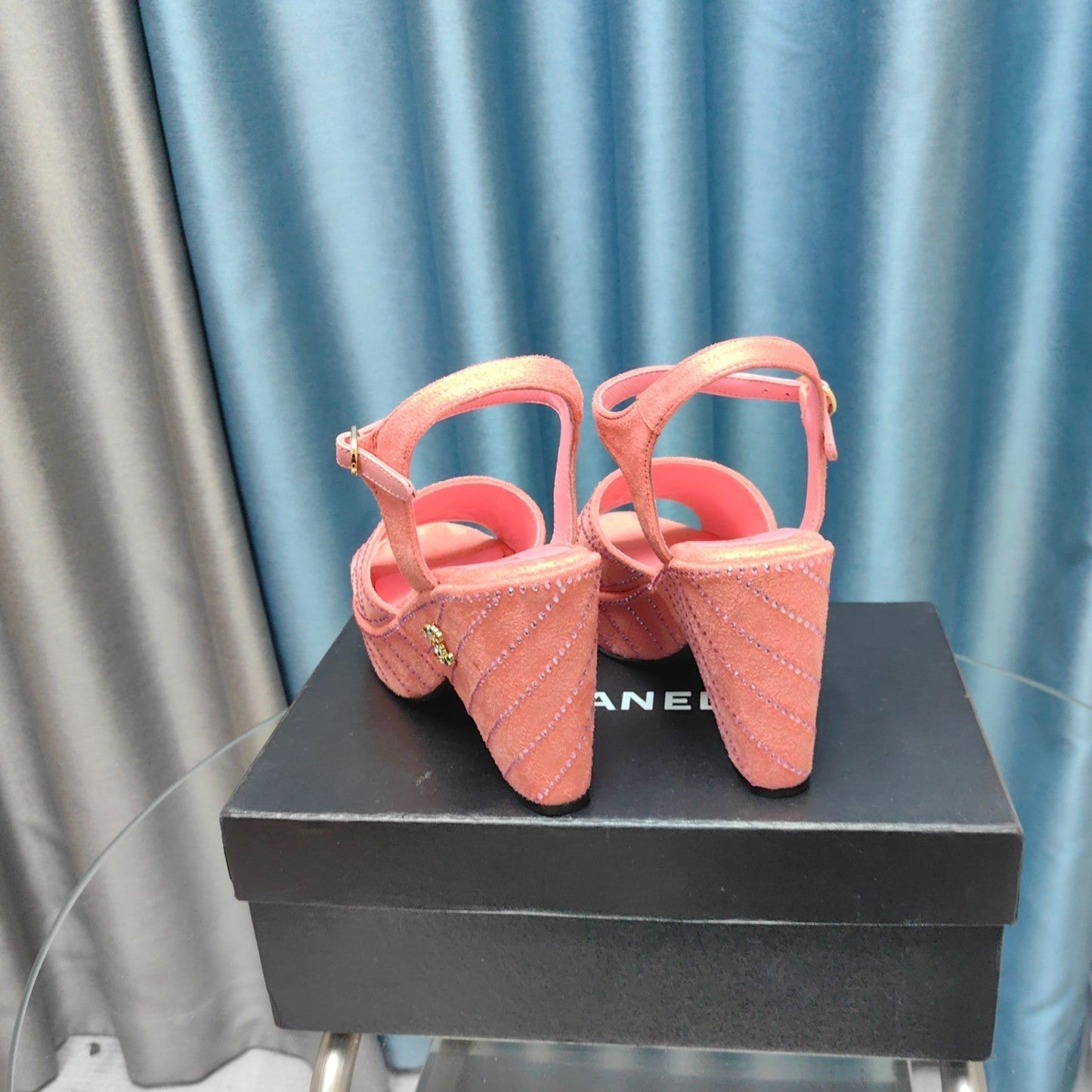 THICK-SOLED WEDGE SANDALS IN LIGHT PINK SUEDE - 35
