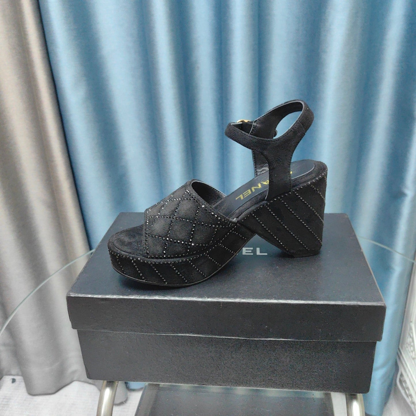 THICK-SOLED WEDGE SANDALS IN BLACK SUEDE - 35
