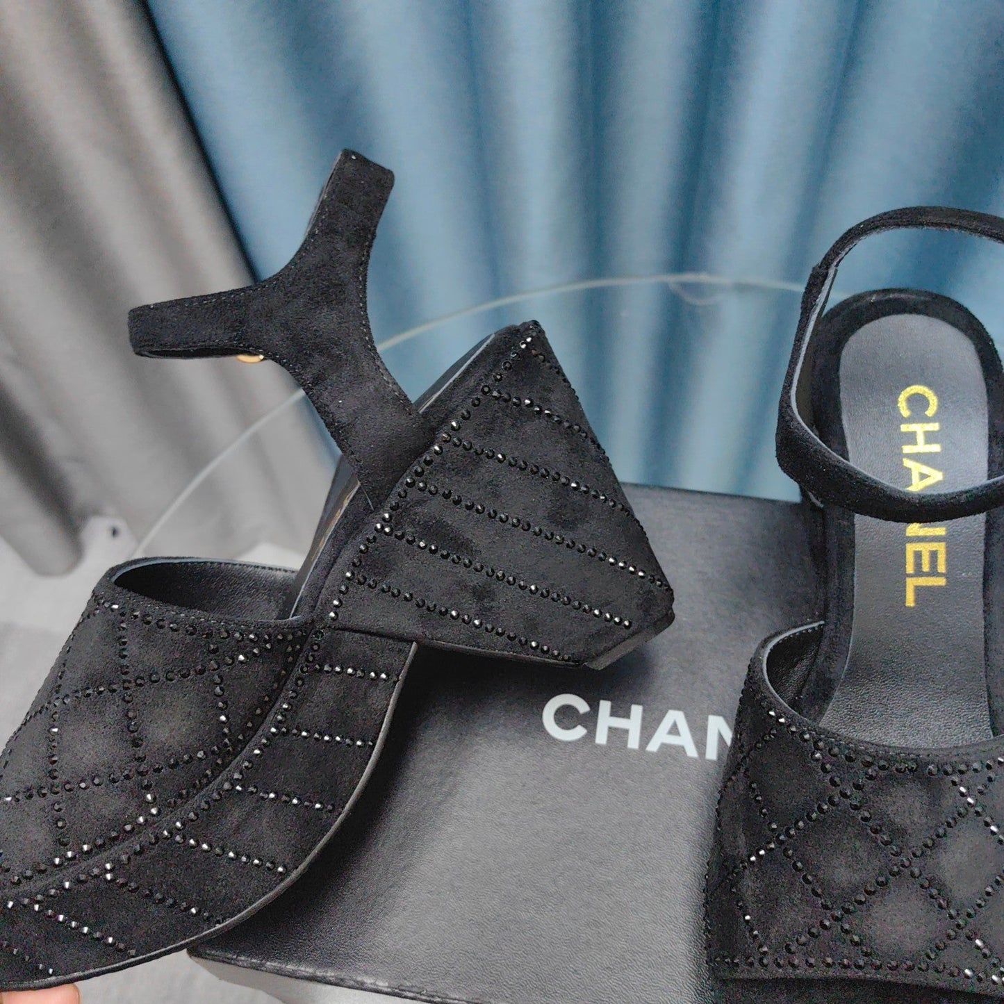 THICK-SOLED WEDGE SANDALS IN BLACK SUEDE - 35
