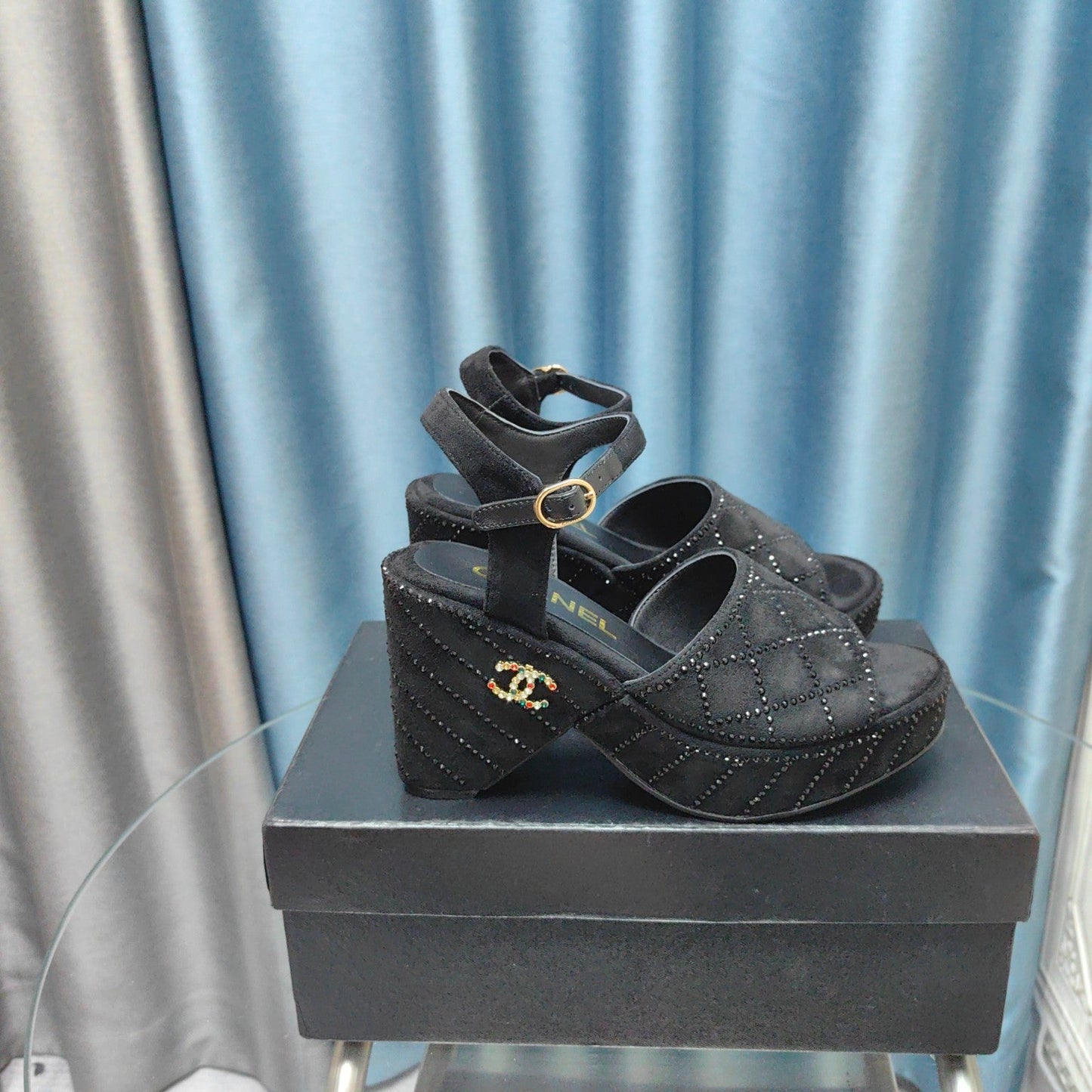 THICK-SOLED WEDGE SANDALS IN BLACK SUEDE - 35