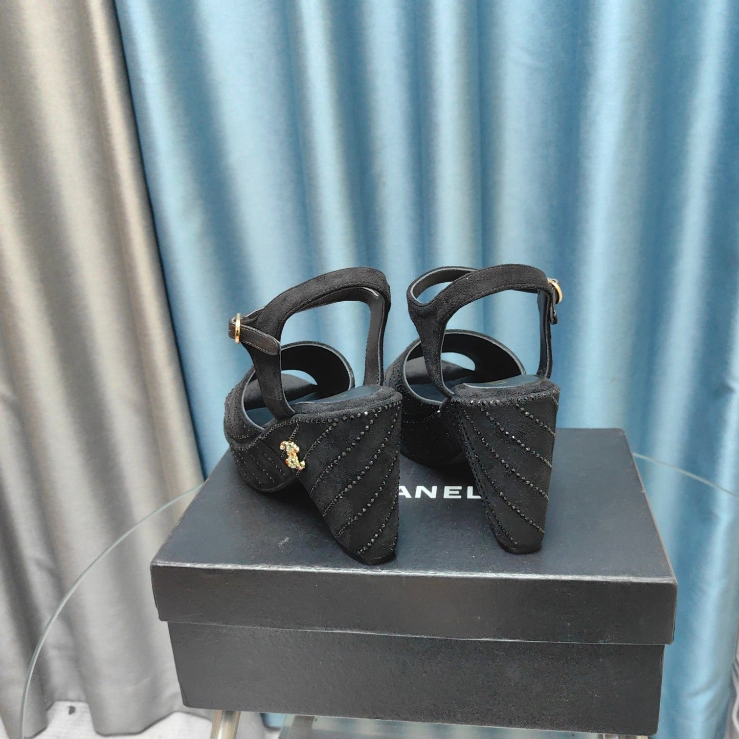 THICK-SOLED WEDGE SANDALS IN BLACK SUEDE - 35