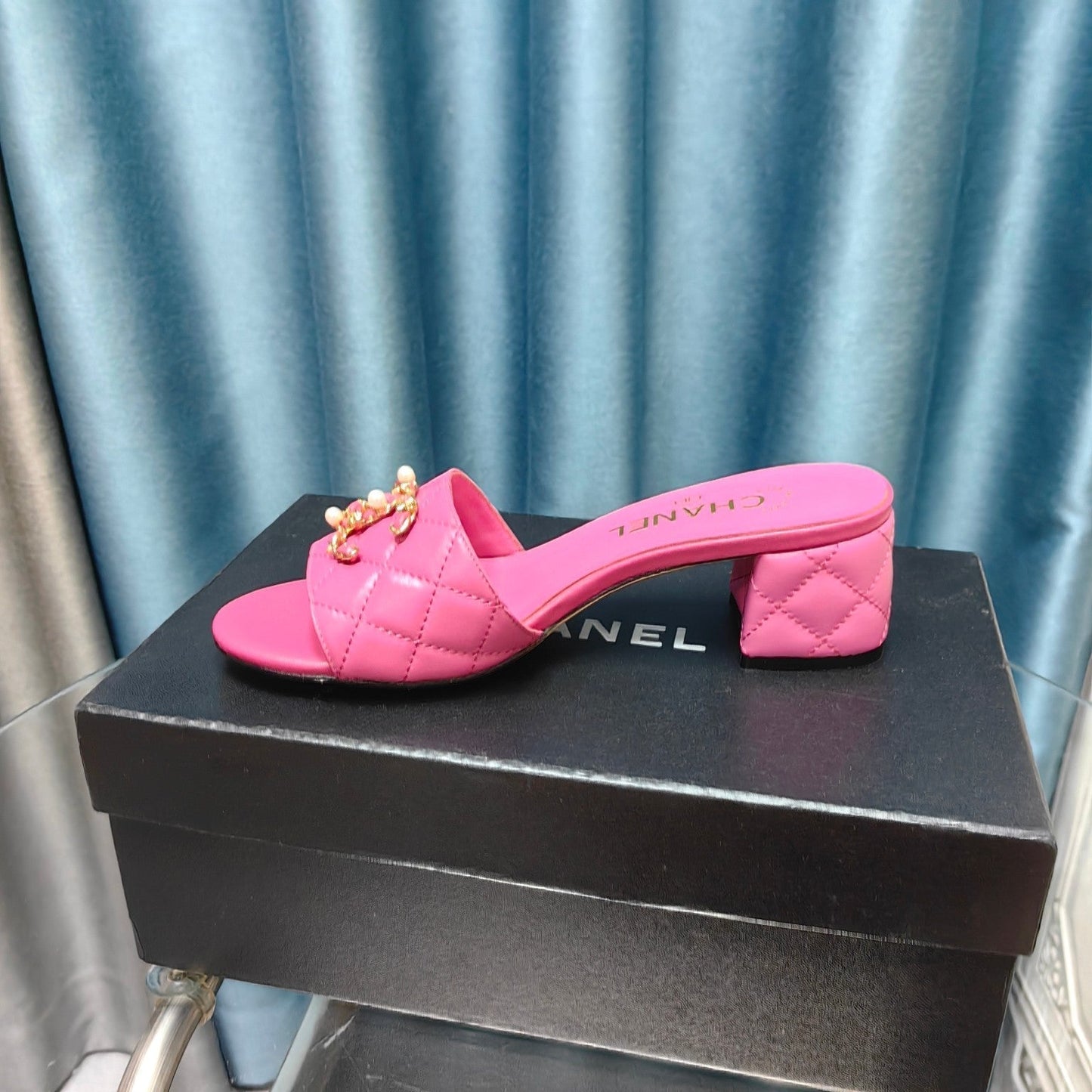 MULE SLIDE SANDAL IN BRIGHT PINK LAMBSKIN - 35