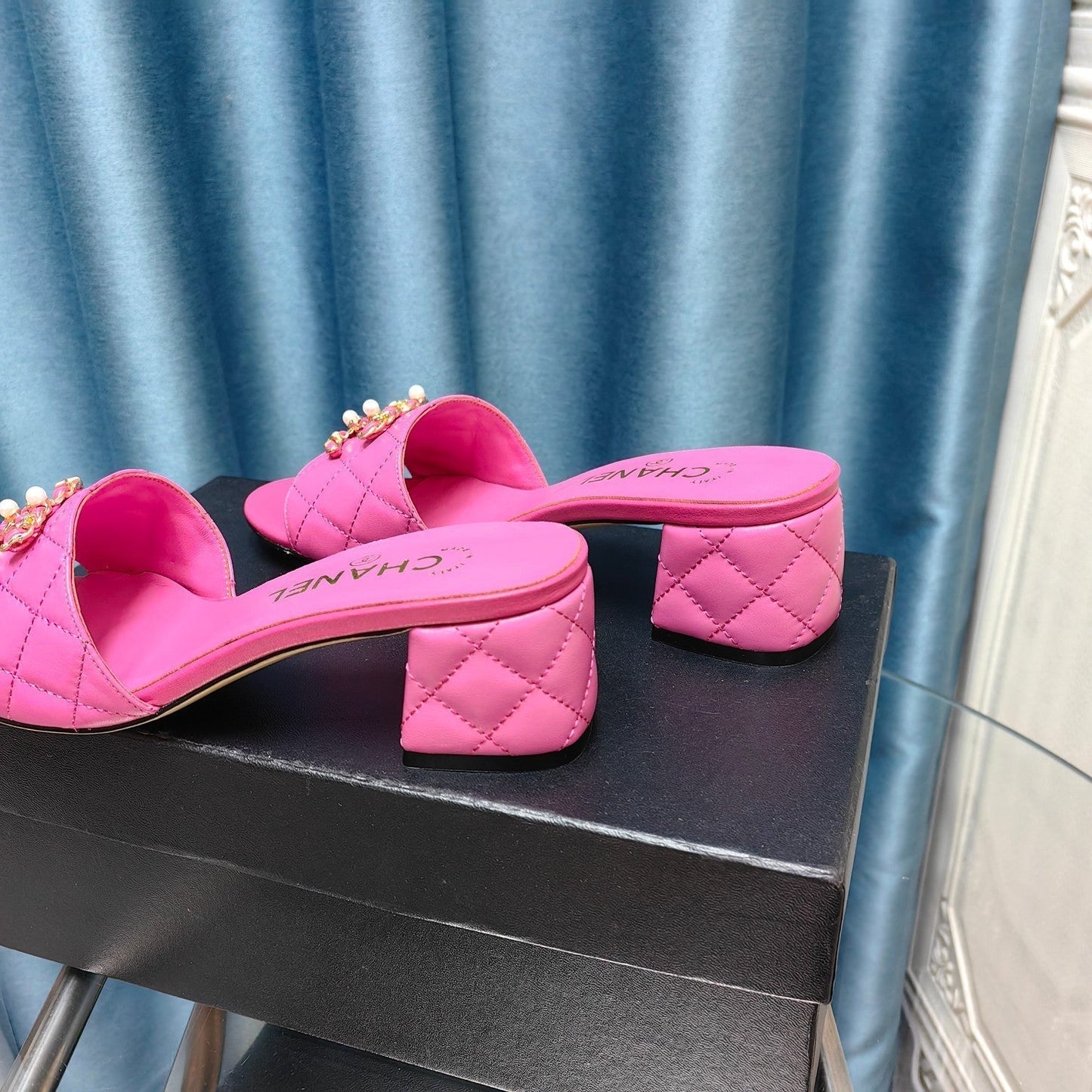 MULE SLIDE SANDAL IN BRIGHT PINK LAMBSKIN - 35