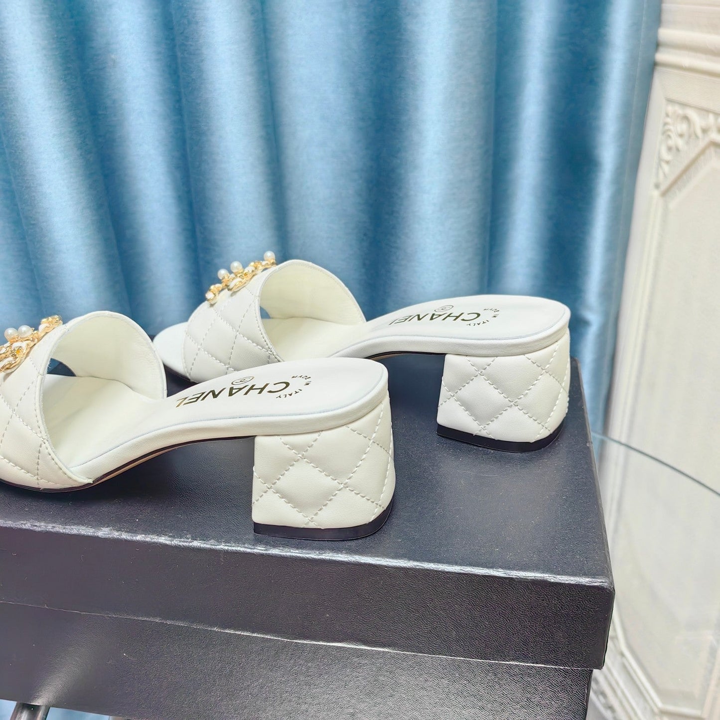 MULE SLIDE SANDAL IN WHITE LAMBSKIN - 35