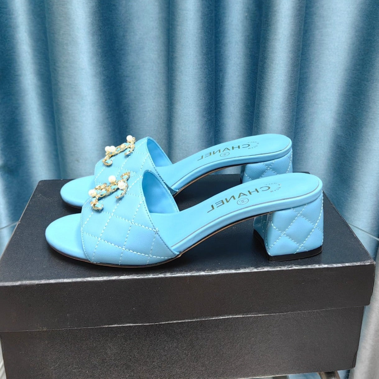 MULE SLIDE SANDAL IN SKY BLUE LAMBSKIN - 35