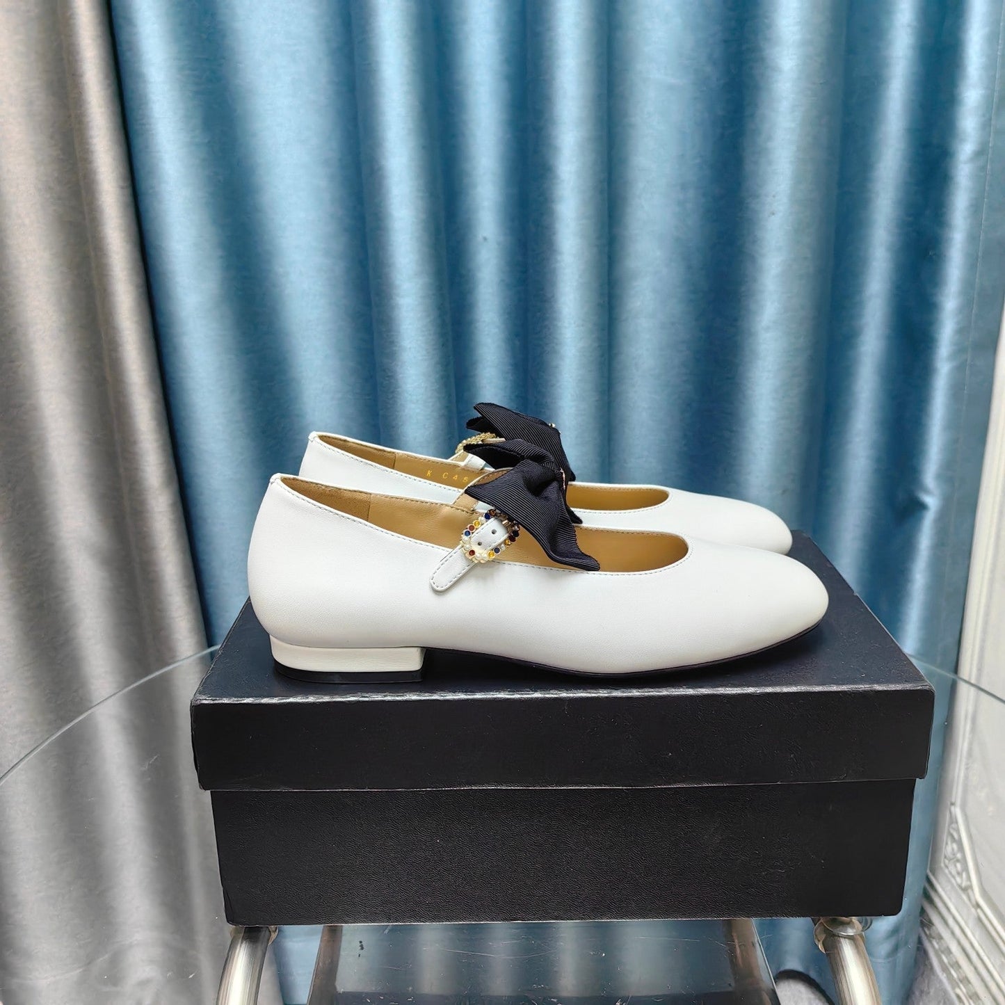 MARY JANE SHOES WHITE SHEEPSKIN WITH BLACK BOW - 35