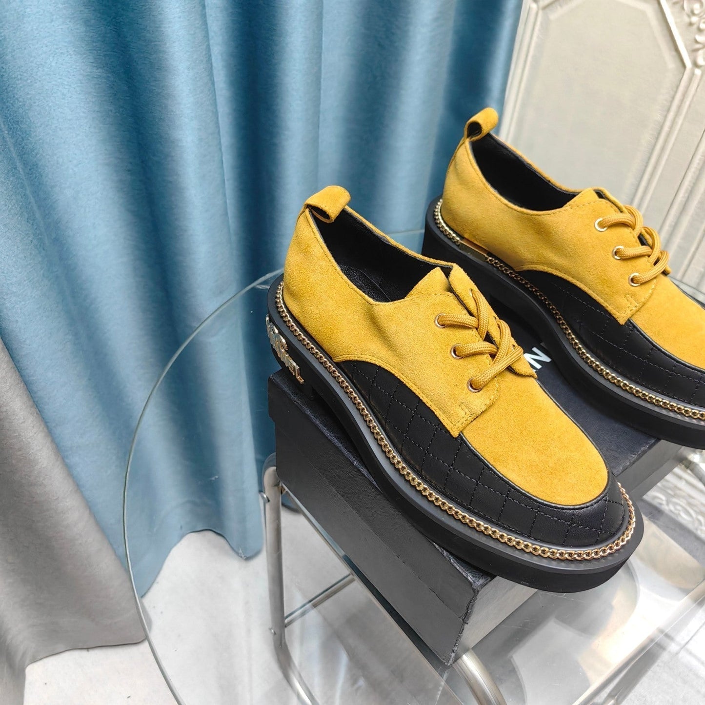 OXFORD SHOES IN GOLD YELLOW SUEDE AND BLACK SHEEPSKIN - 35