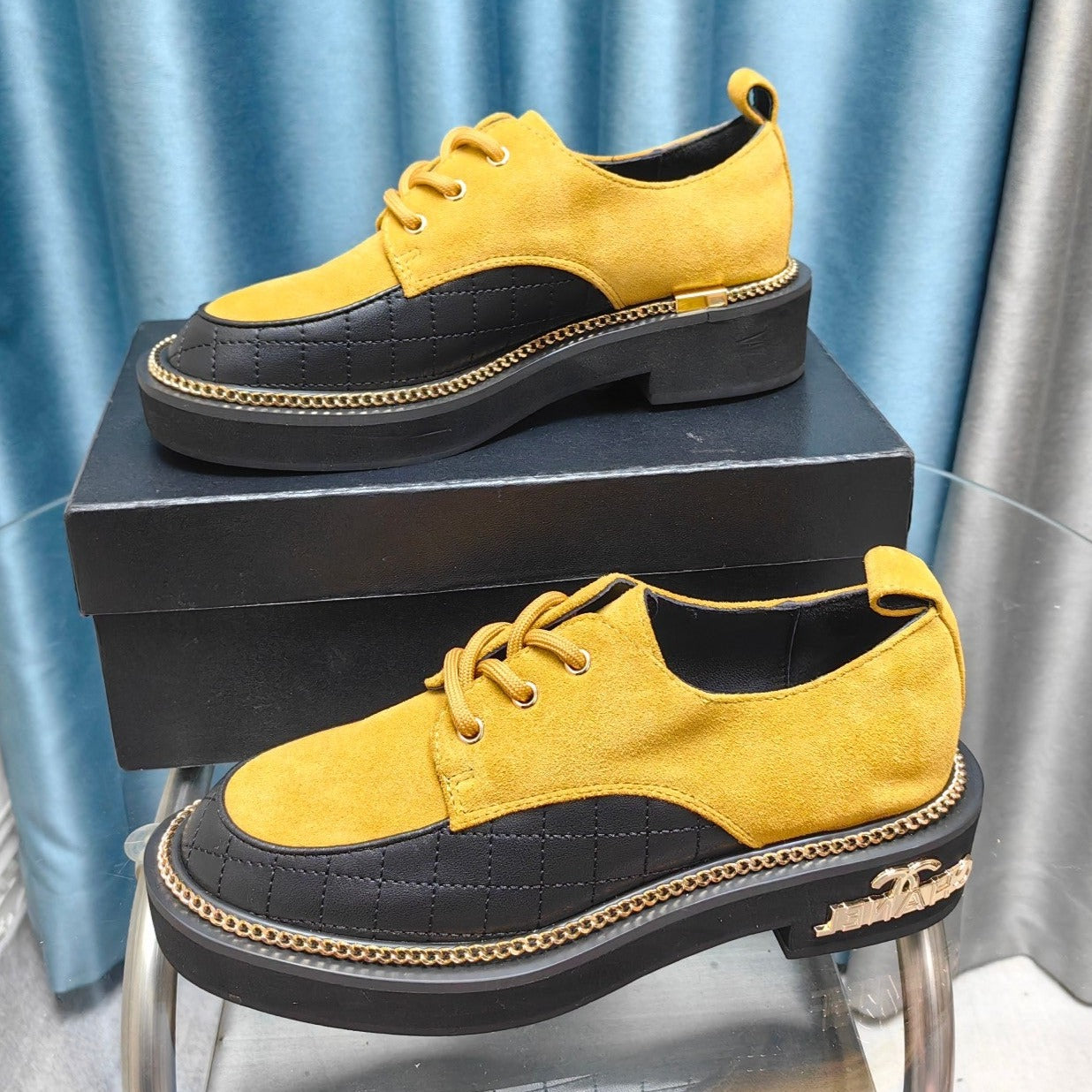 OXFORD SHOES IN GOLD YELLOW SUEDE AND BLACK SHEEPSKIN - 35