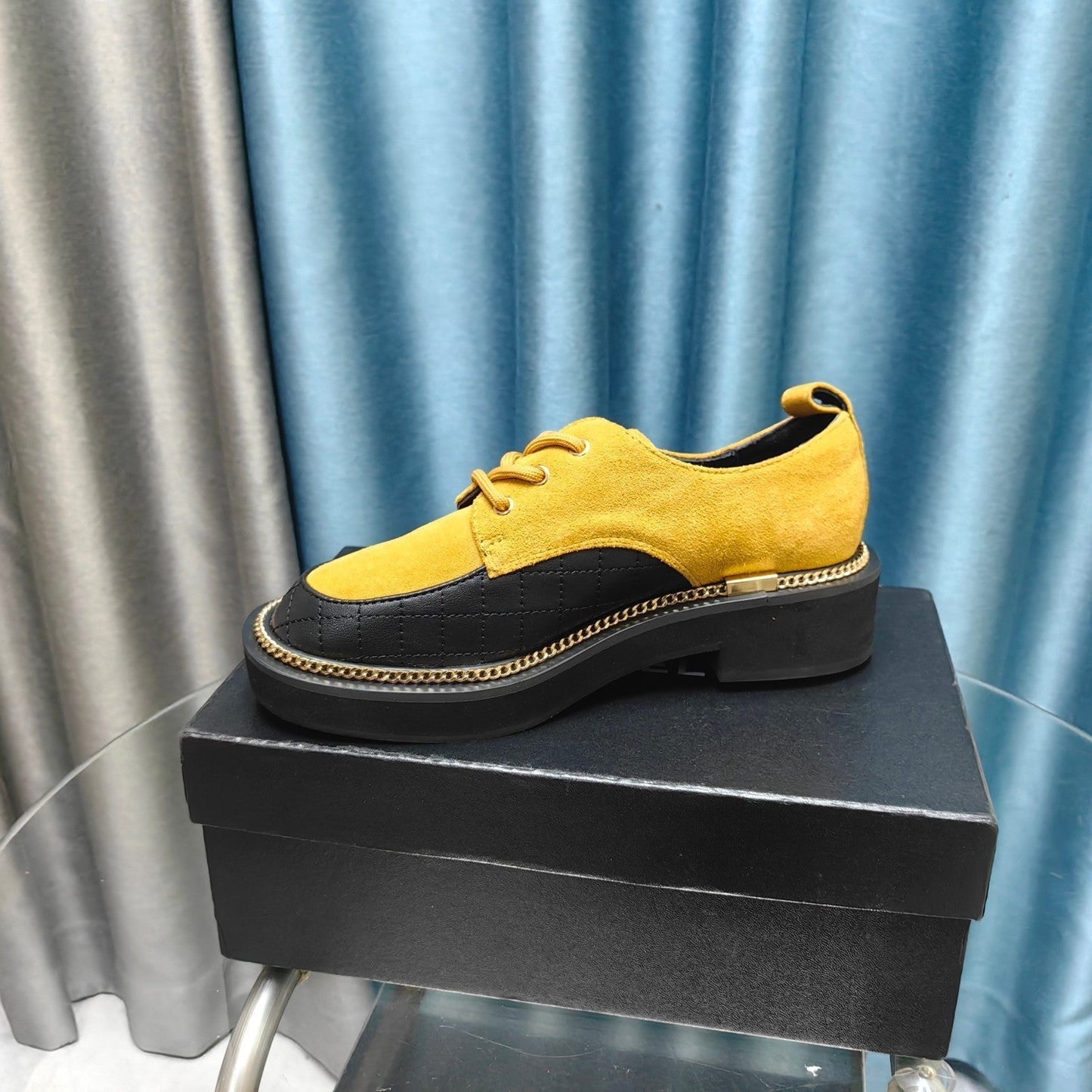 OXFORD SHOES IN GOLD YELLOW SUEDE AND BLACK SHEEPSKIN - 35