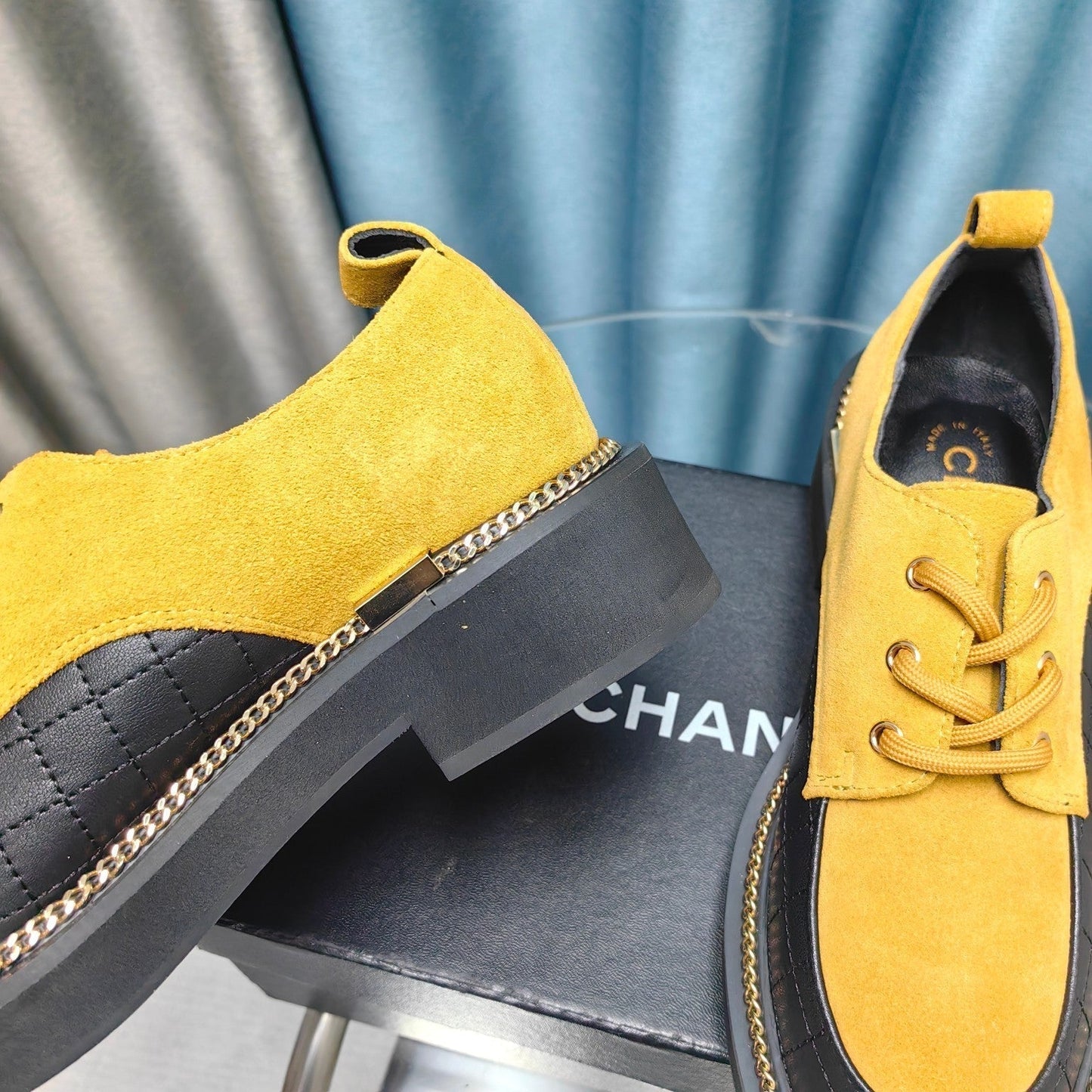 OXFORD SHOES IN GOLD YELLOW SUEDE AND BLACK SHEEPSKIN - 35