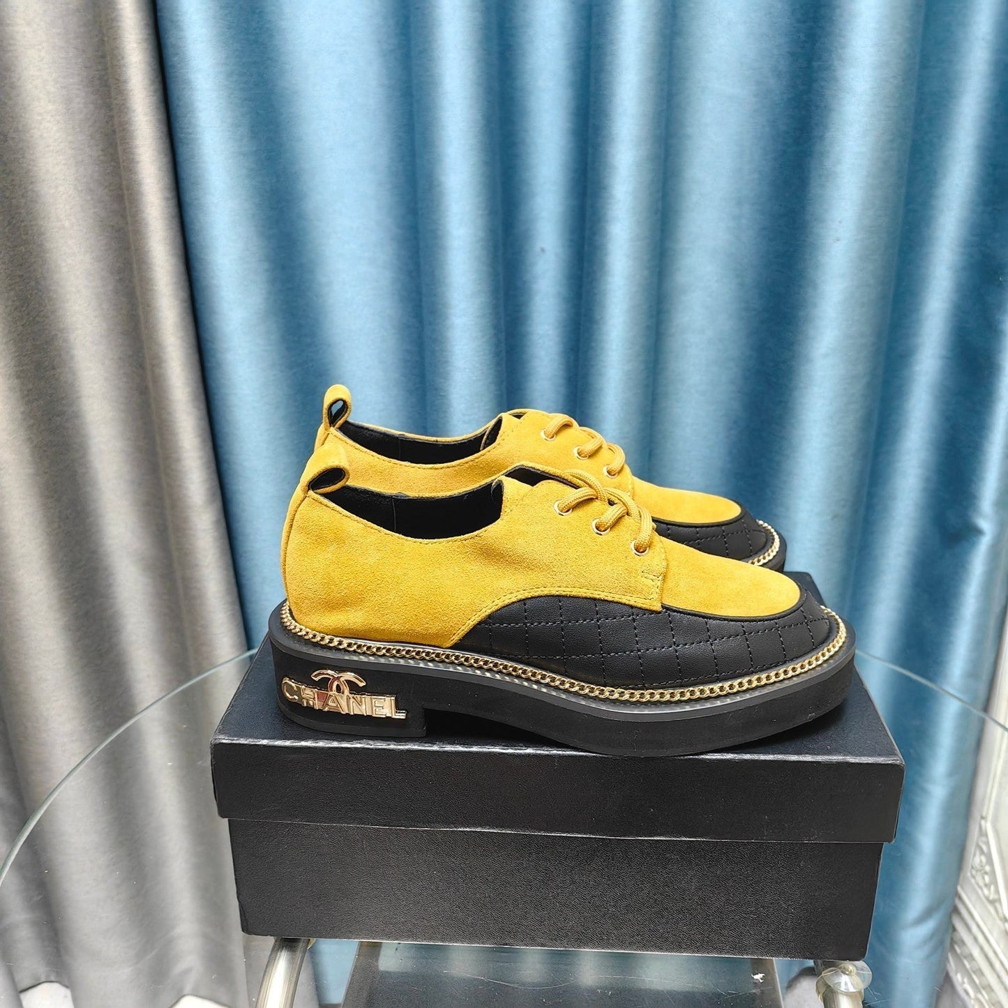 OXFORD SHOES IN GOLD YELLOW SUEDE AND BLACK SHEEPSKIN - 35