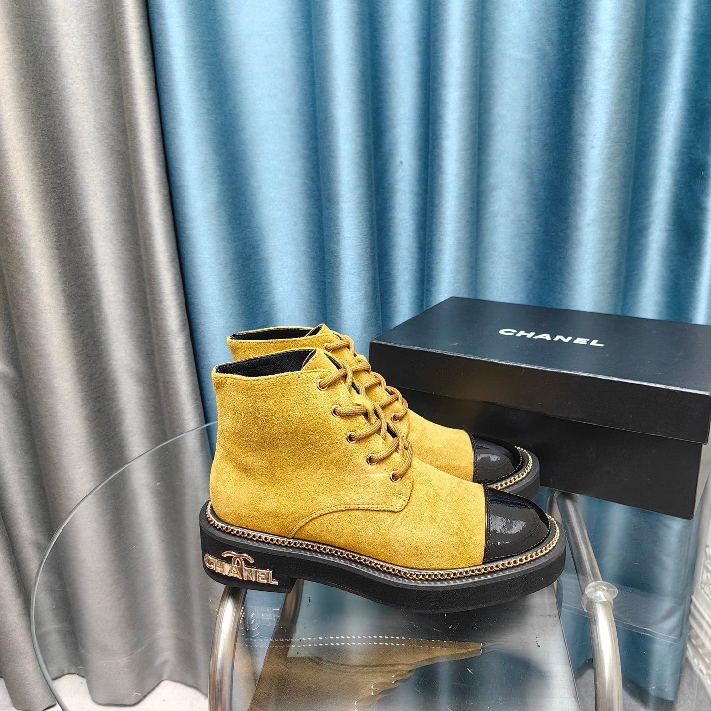 SHORT BOOTS IN GOLD YELLOW SUEDE AND BLACK SHEEPSKIN - 35