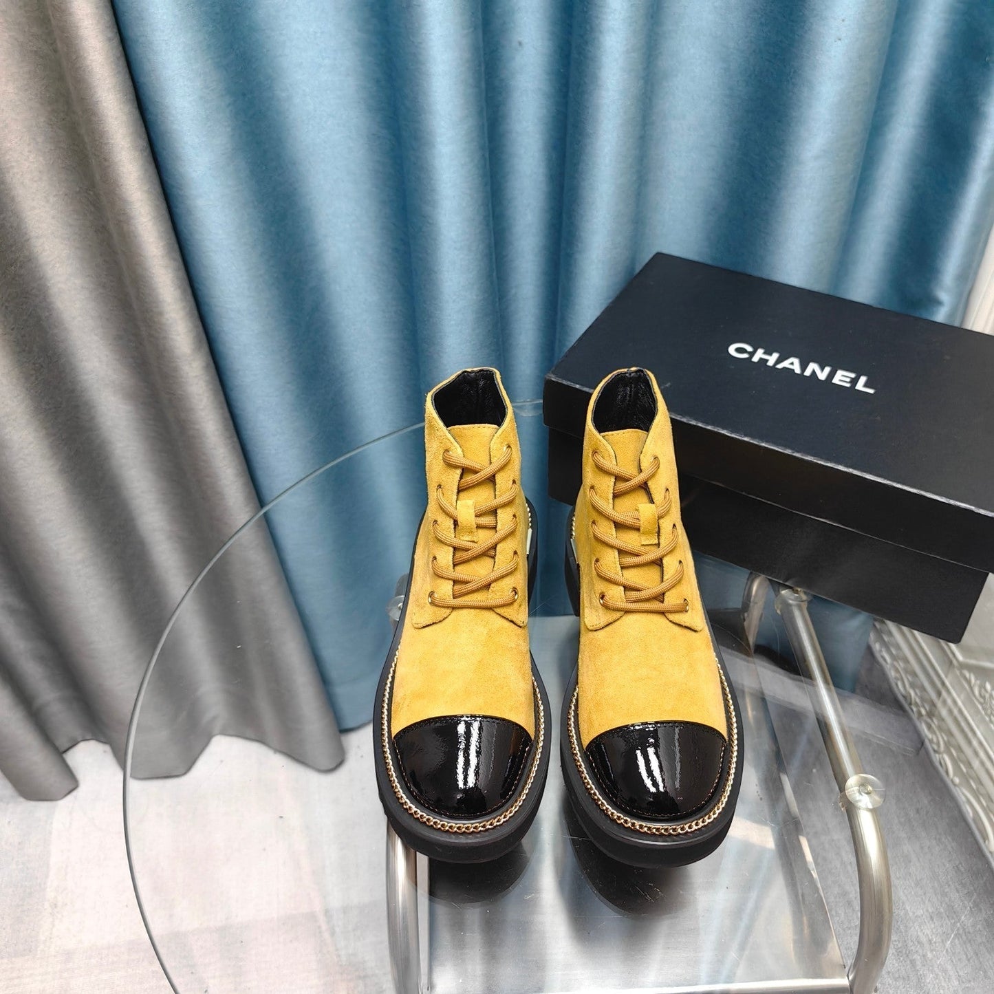 SHORT BOOTS IN GOLD YELLOW SUEDE AND BLACK SHEEPSKIN - 35