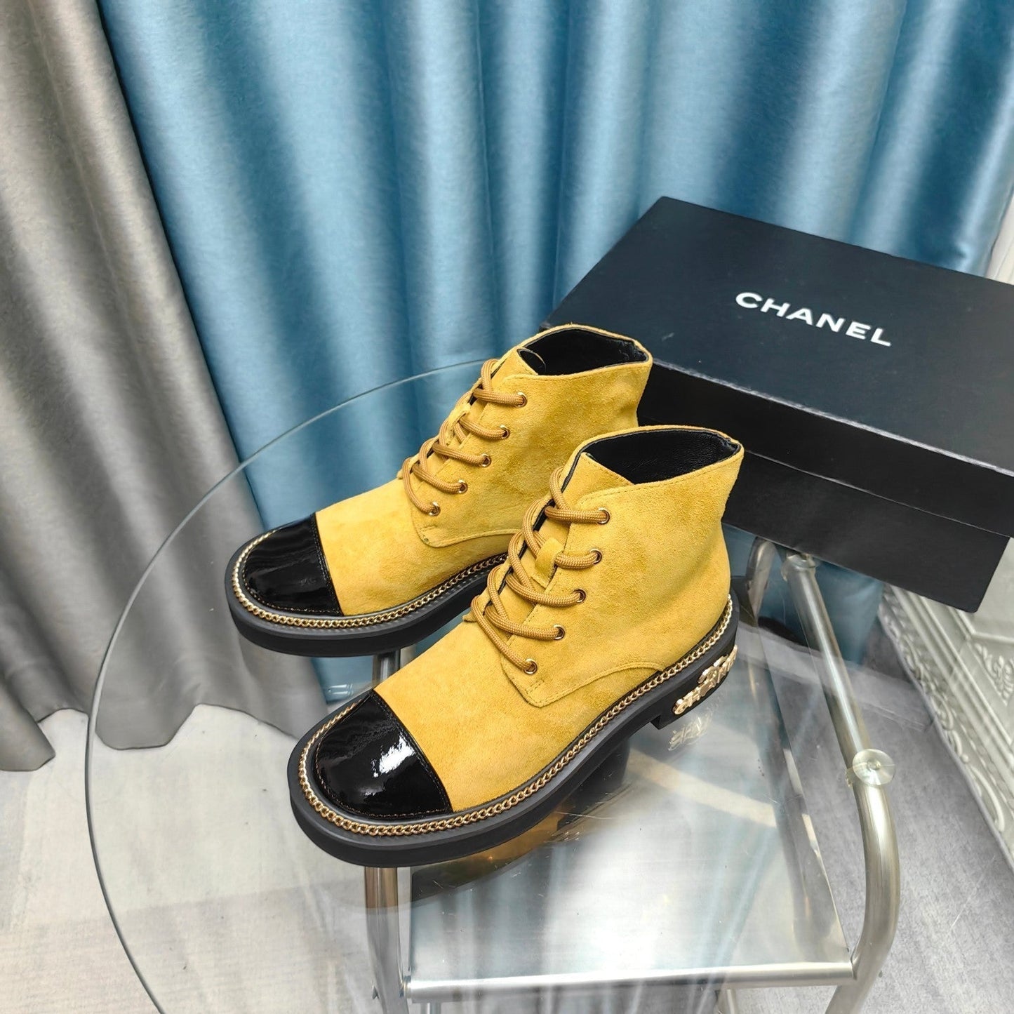 SHORT BOOTS IN GOLD YELLOW SUEDE AND BLACK SHEEPSKIN - 35