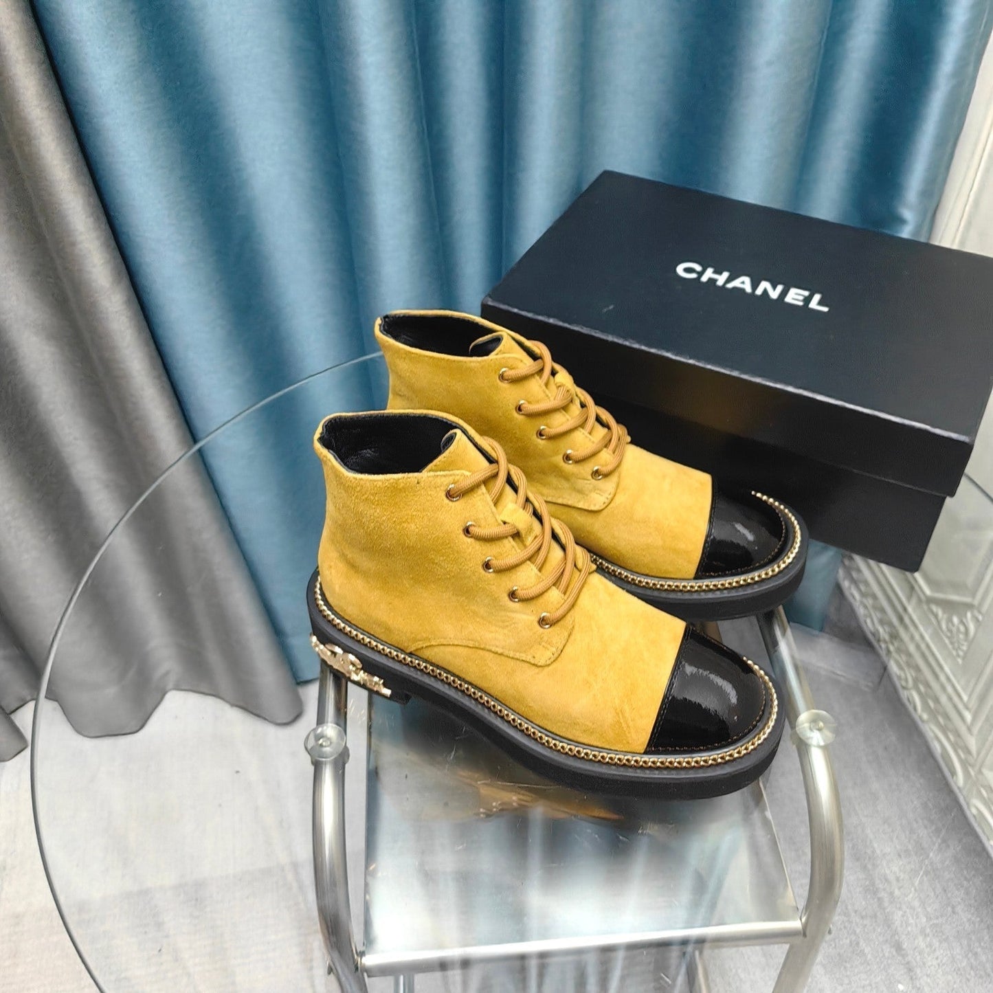 SHORT BOOTS IN GOLD YELLOW SUEDE AND BLACK SHEEPSKIN - 35