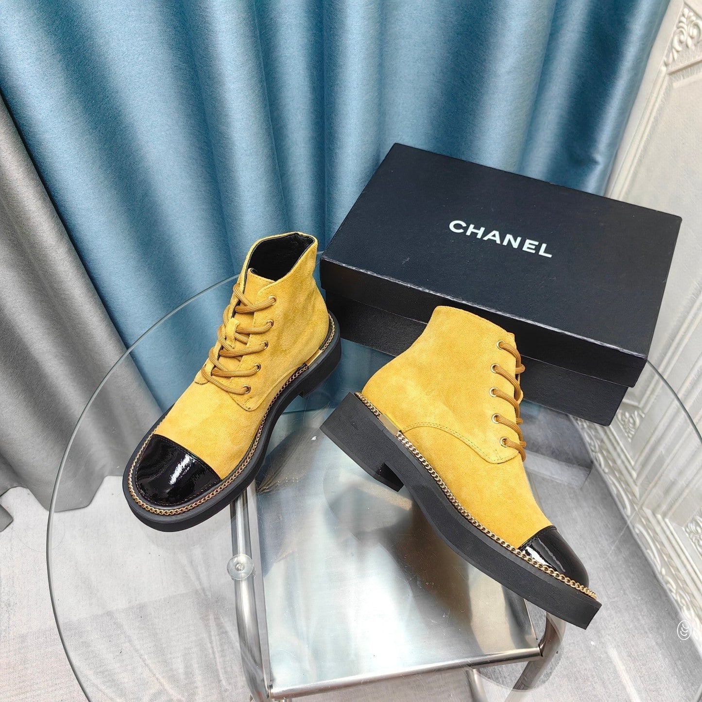 SHORT BOOTS IN GOLD YELLOW SUEDE AND BLACK SHEEPSKIN - 35