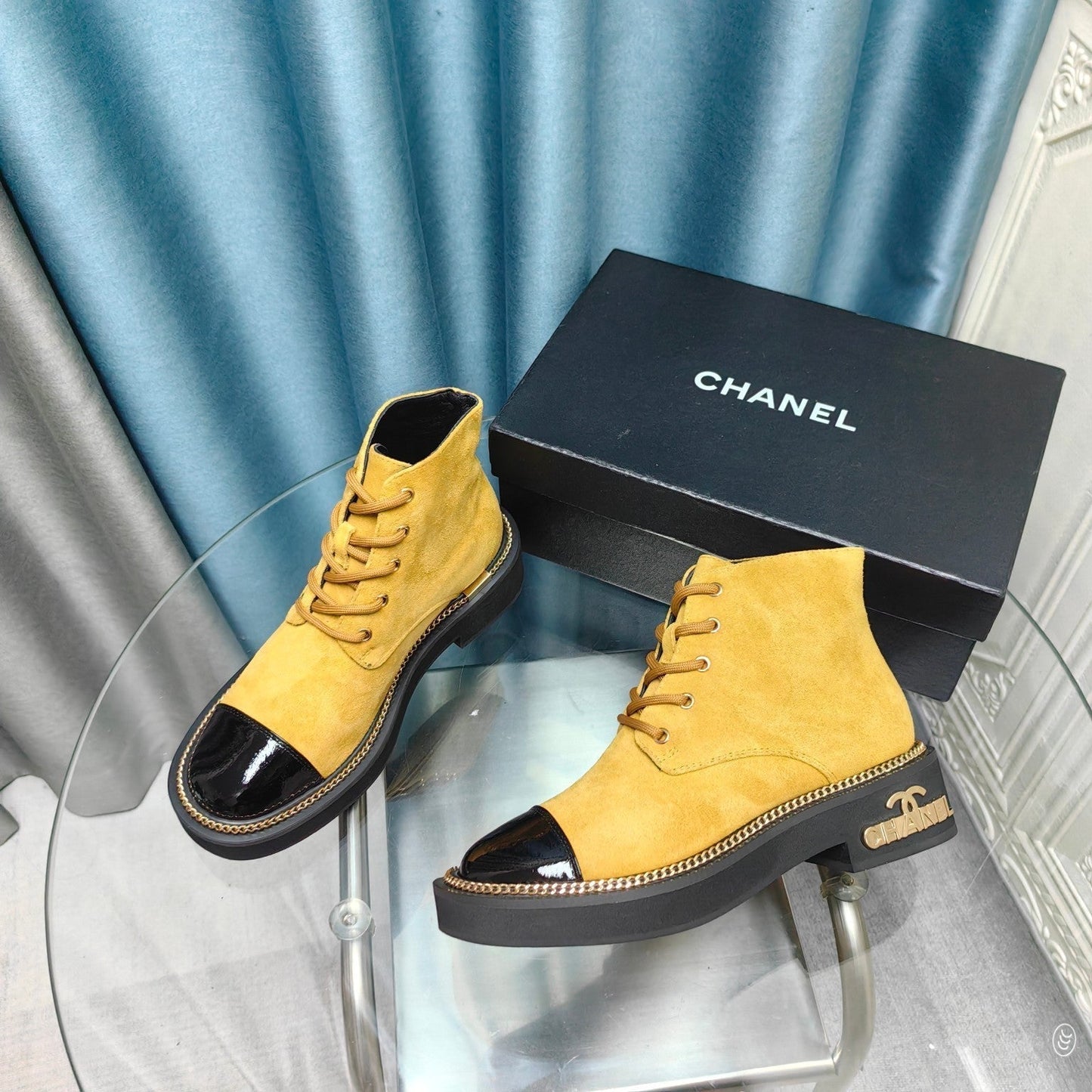 SHORT BOOTS IN GOLD YELLOW SUEDE AND BLACK SHEEPSKIN - 35