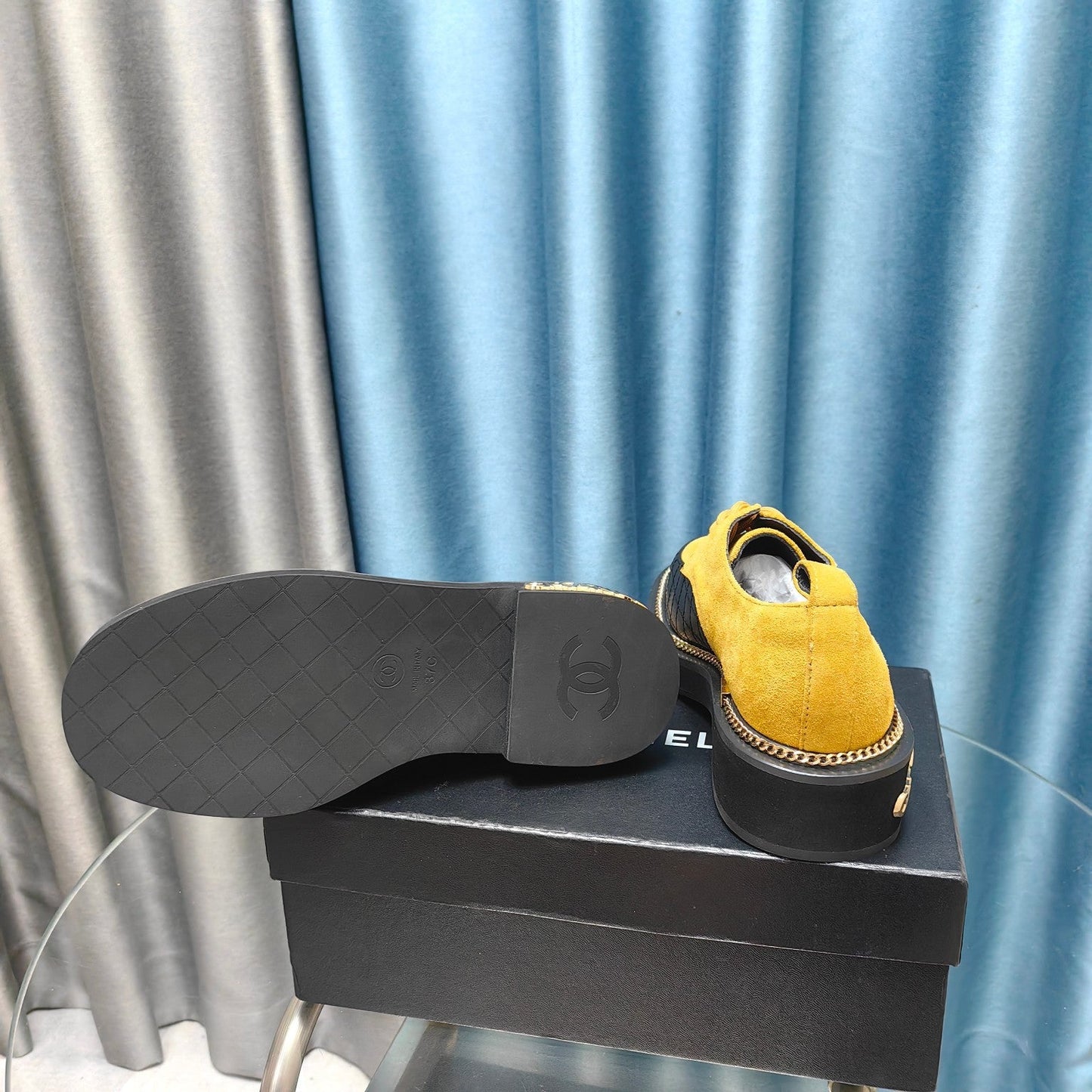 OXFORD SHOES IN GOLD YELLOW SUEDE AND BLACK SHEEPSKIN - 35