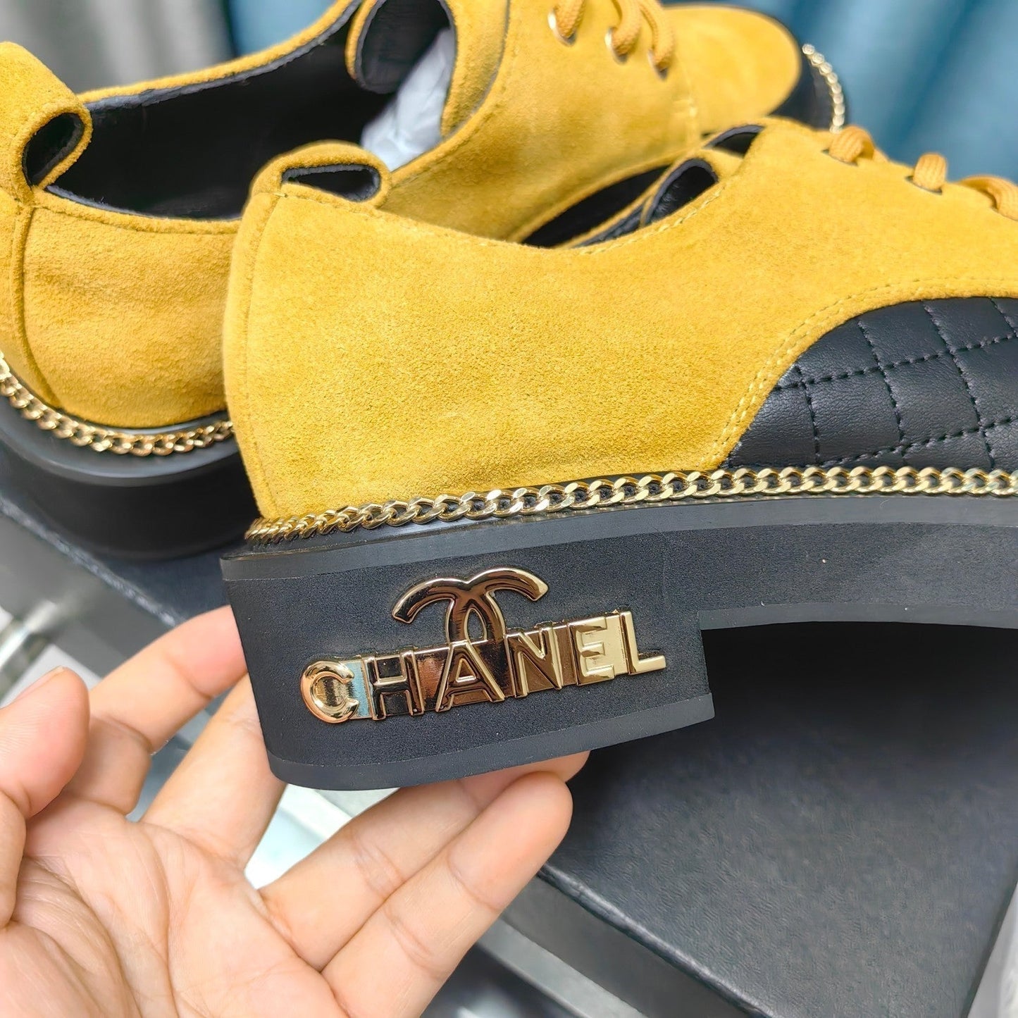 OXFORD SHOES IN GOLD YELLOW SUEDE AND BLACK SHEEPSKIN - 35