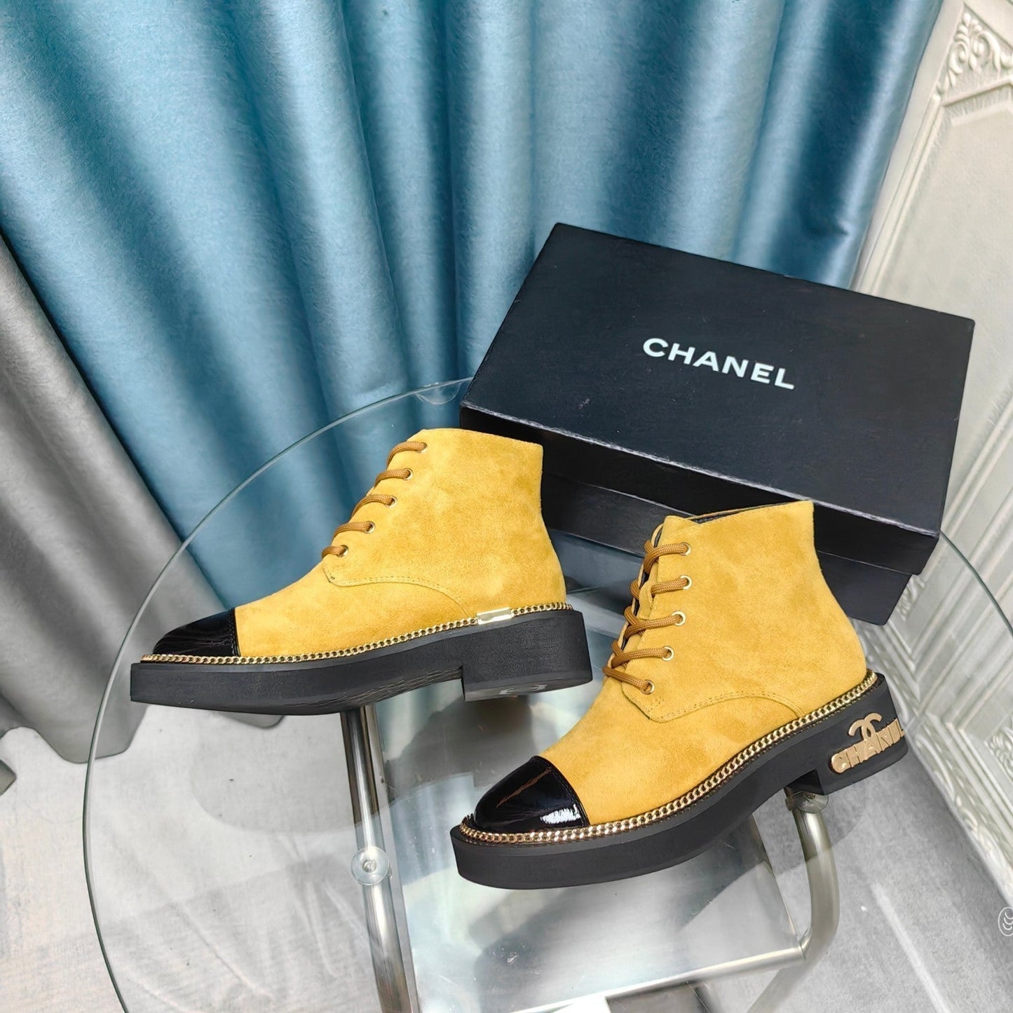 SHORT BOOTS IN GOLD YELLOW SUEDE AND BLACK SHEEPSKIN - 35