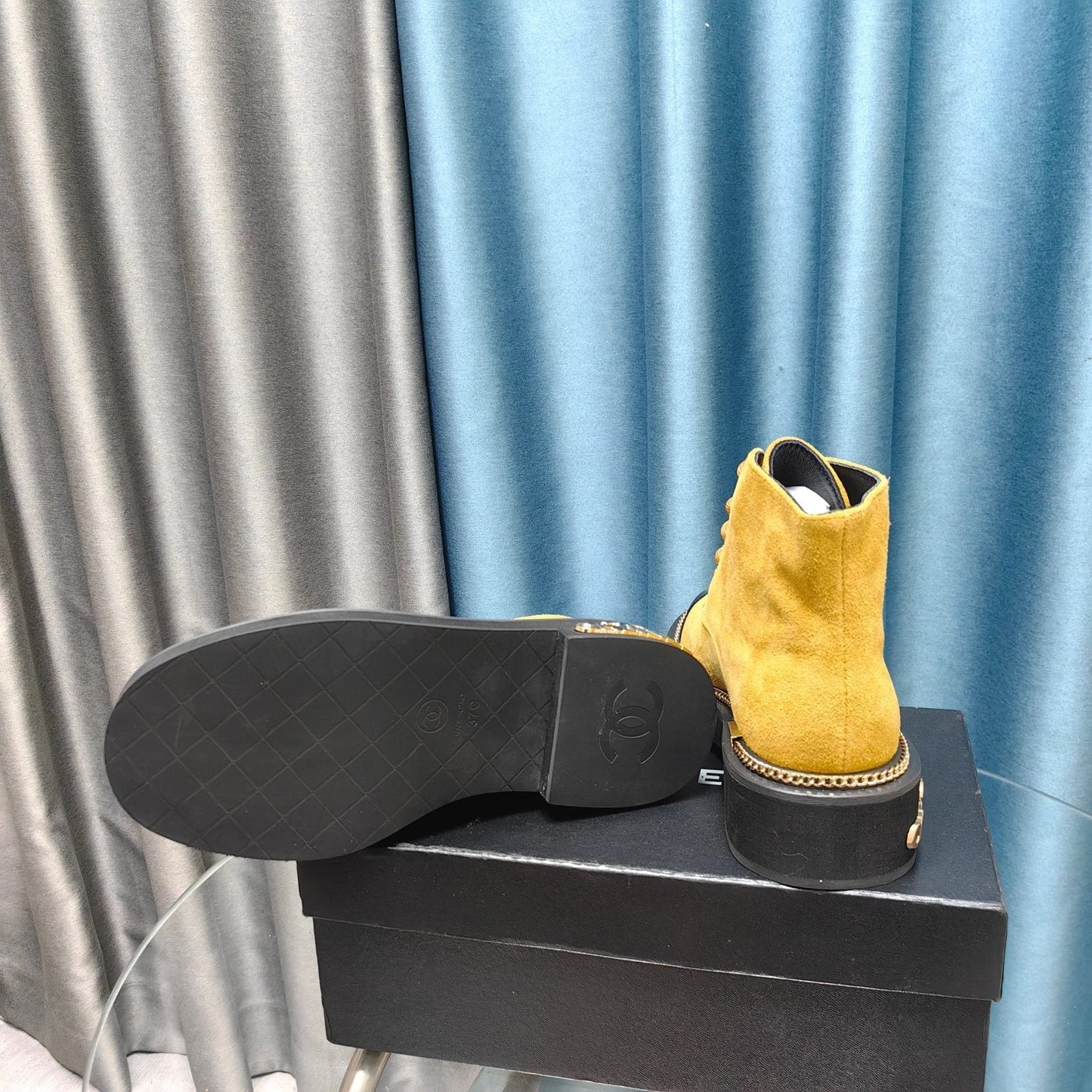 SHORT BOOTS IN GOLD YELLOW SUEDE AND BLACK SHEEPSKIN - 35