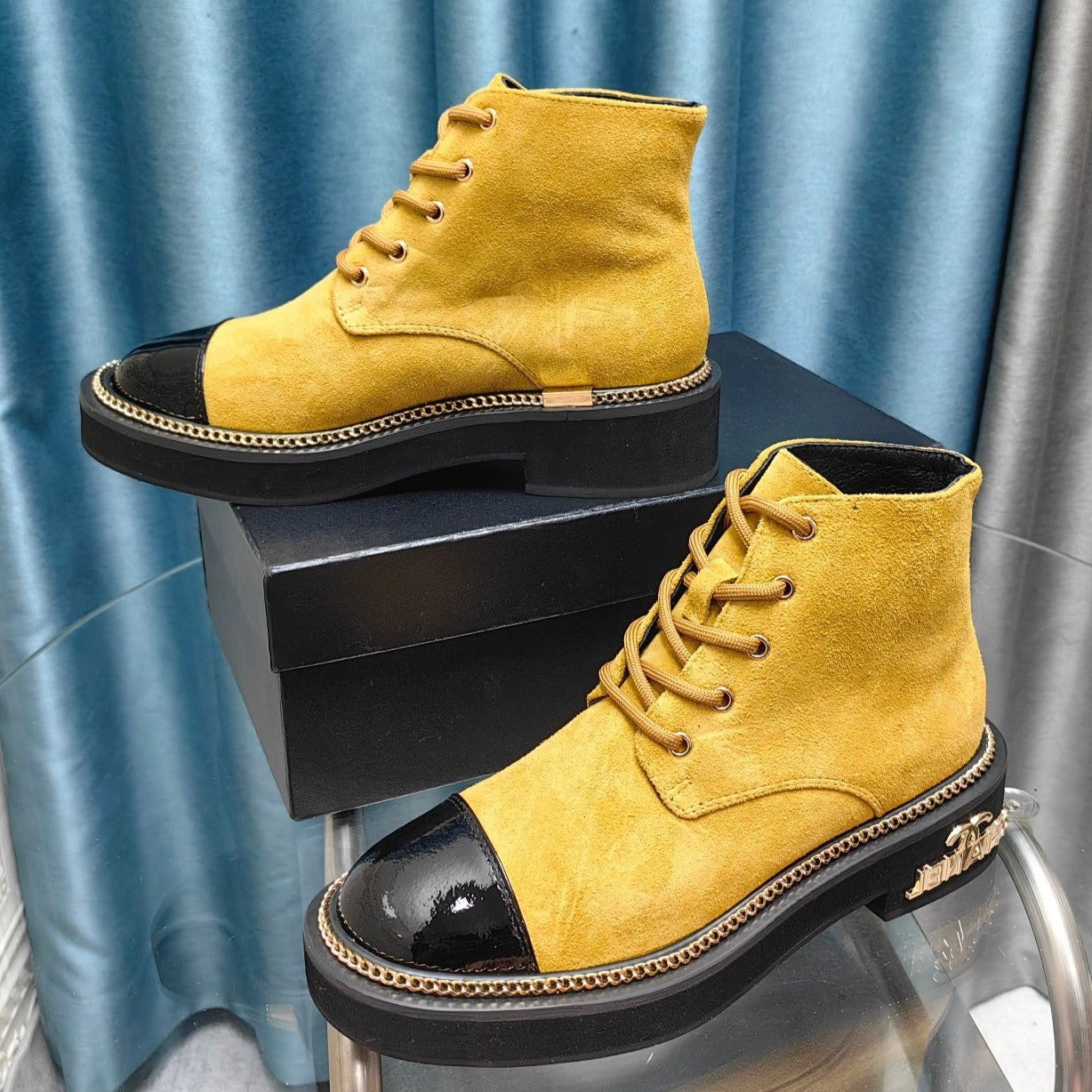 SHORT BOOTS IN GOLD YELLOW SUEDE AND BLACK SHEEPSKIN - 35