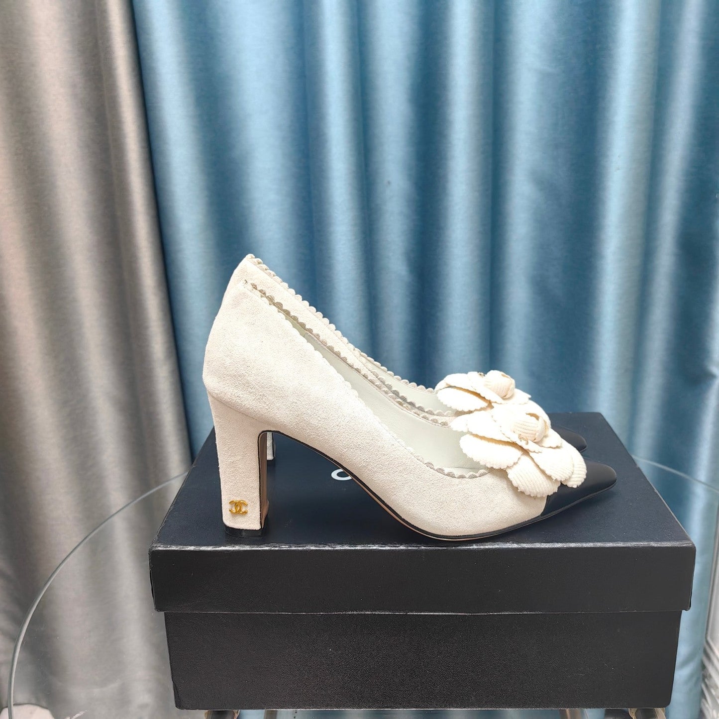 CC HIGH HEELS 80 MM IN WHITE SUEDE AND BLACK CALFSKIN WITH FLOWER - 35