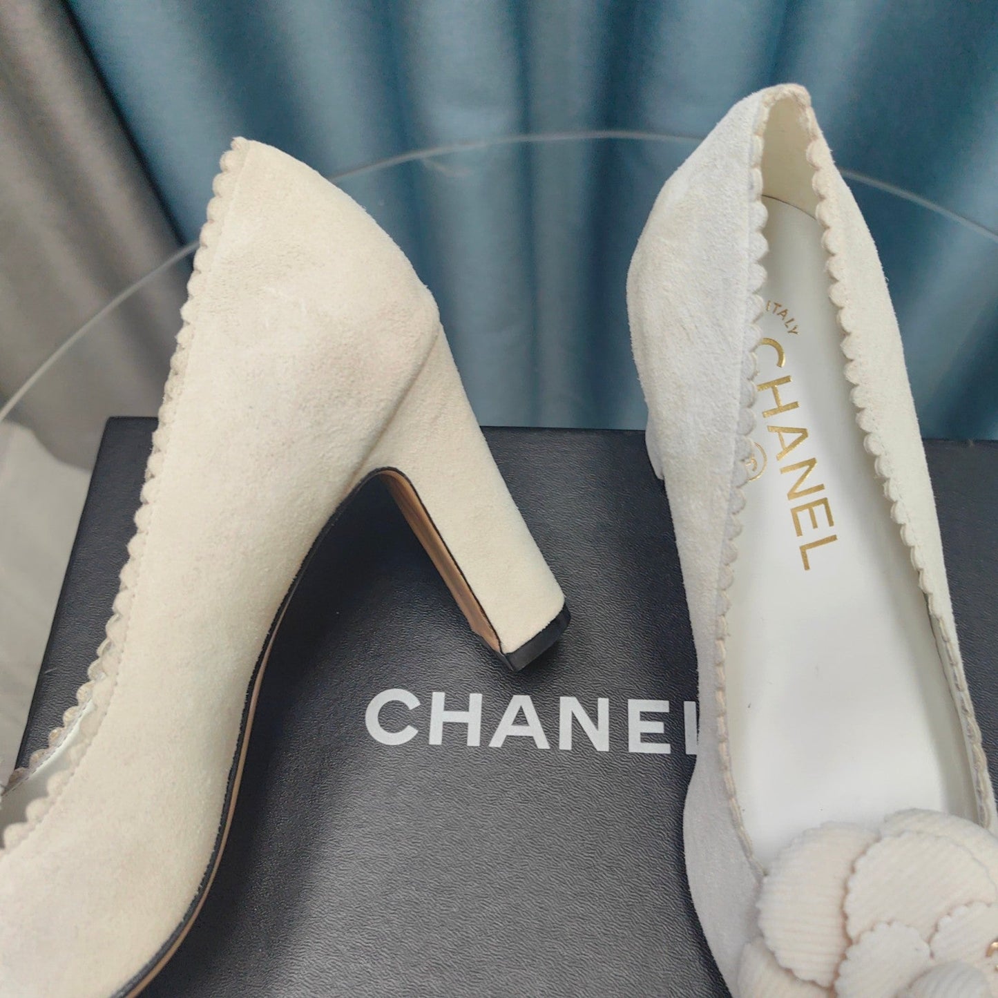 CC HIGH HEELS 80 MM IN WHITE SUEDE AND BLACK CALFSKIN WITH FLOWER - 35