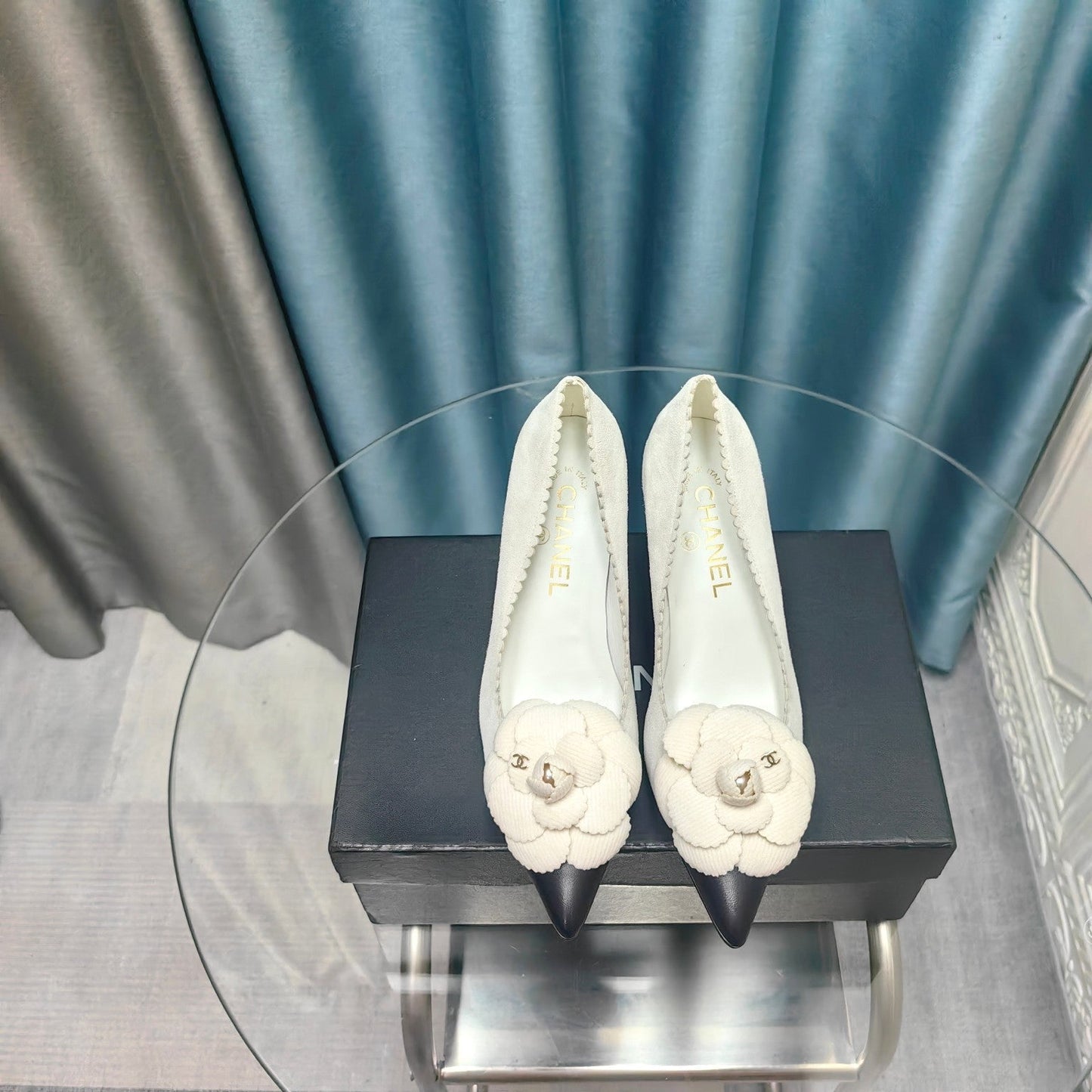 CC HIGH HEELS 80 MM IN WHITE SUEDE AND BLACK CALFSKIN WITH FLOWER - 35