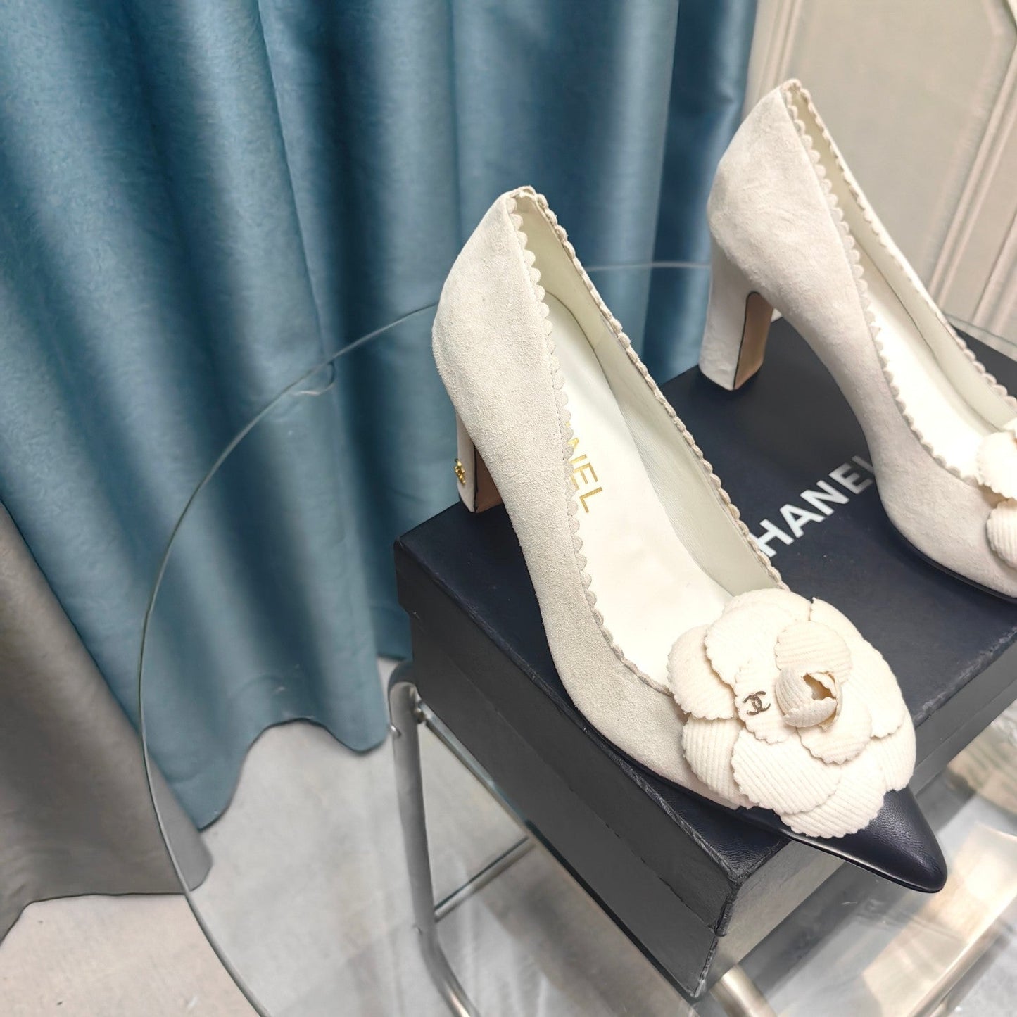 CC HIGH HEELS 80 MM IN WHITE SUEDE AND BLACK CALFSKIN WITH FLOWER - 35