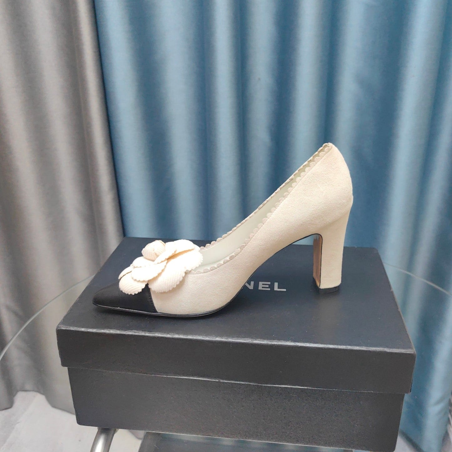 CC HIGH HEELS 80 MM IN WHITE SUEDE AND BLACK CALFSKIN WITH FLOWER - 35