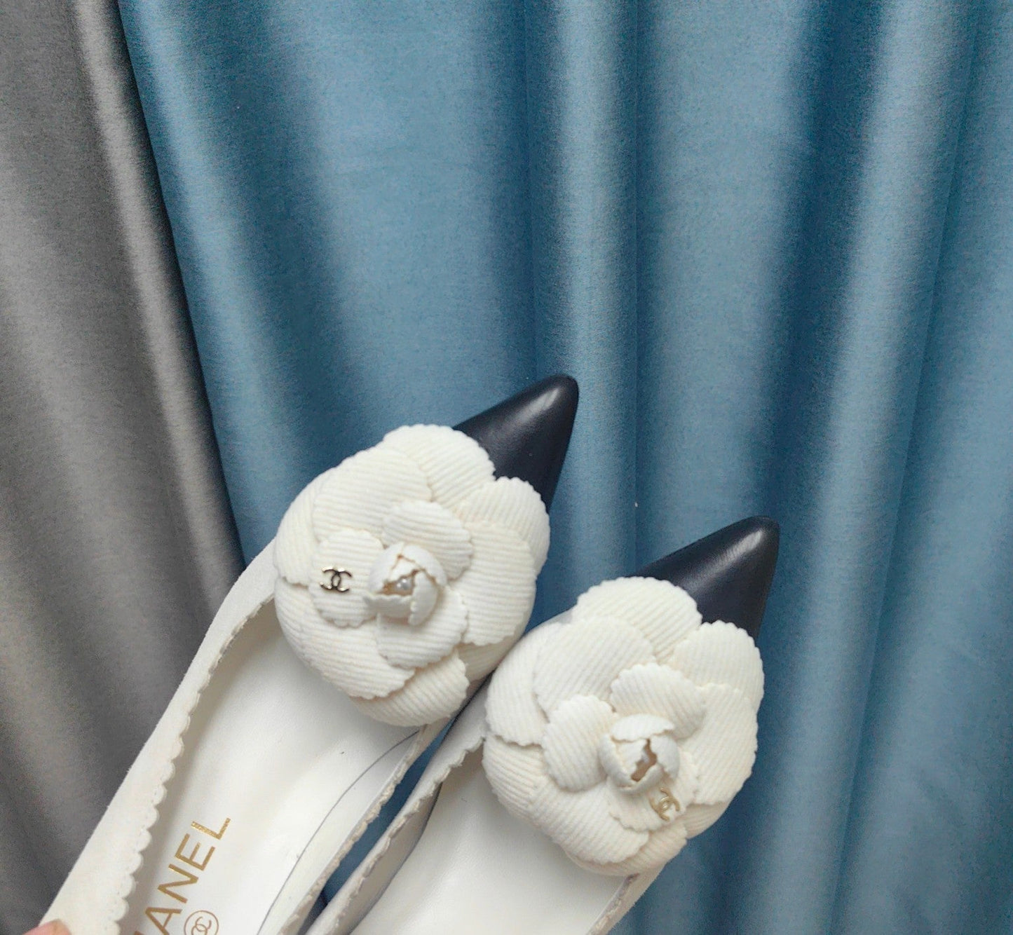 CC HIGH HEELS 80 MM IN WHITE SUEDE AND BLACK CALFSKIN WITH FLOWER - 35