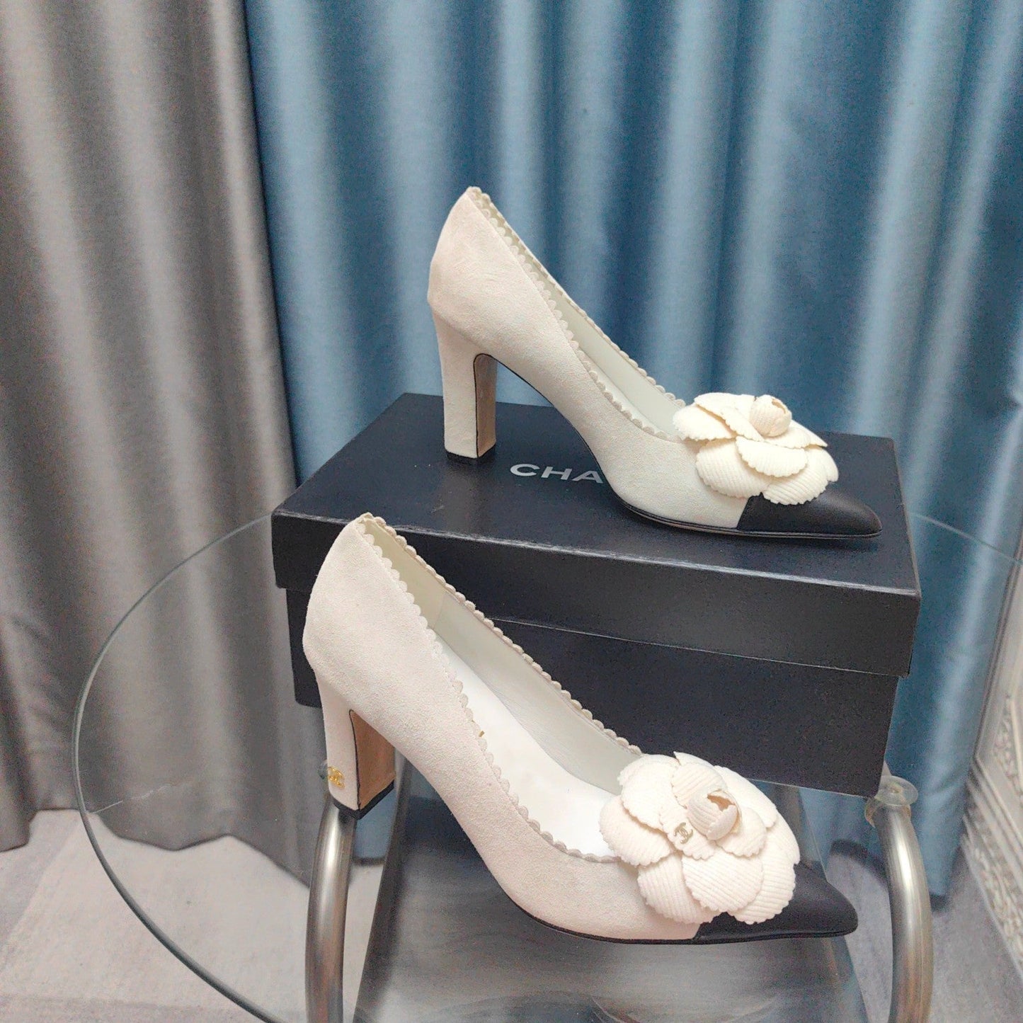 CC HIGH HEELS 80 MM IN WHITE SUEDE AND BLACK CALFSKIN WITH FLOWER - 35