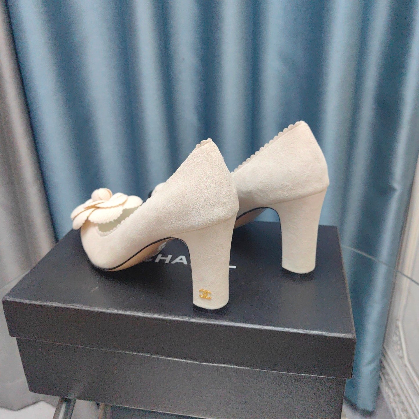 CC HIGH HEELS 80 MM IN WHITE SUEDE AND BLACK CALFSKIN WITH FLOWER - 35
