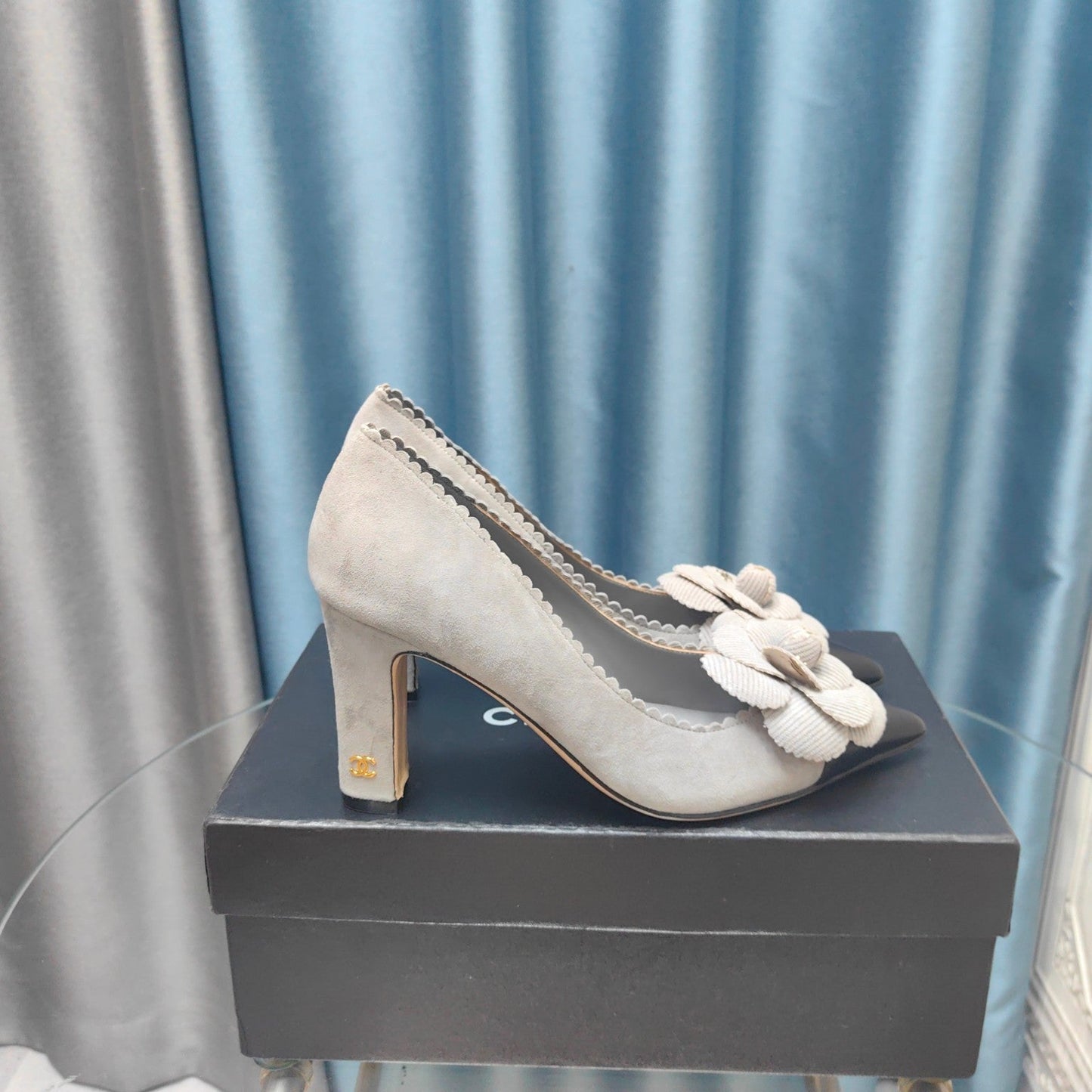 CC HIGH HEELS 80 MM IN SPANISH GRAY SUEDE AND BLACK CALFSKIN WITH FLOWER - 35