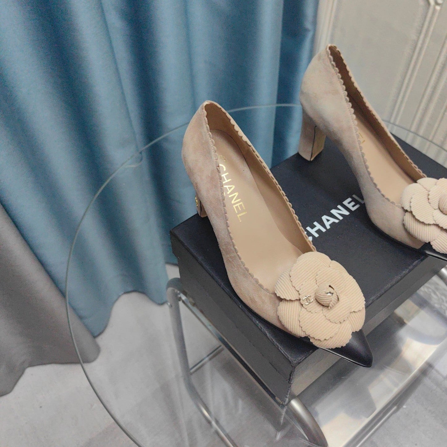 CC HIGH HEELS 80 MM IN TAN BEIGE SUEDE AND BLACK CALFSKIN WITH FLOWER - 35
