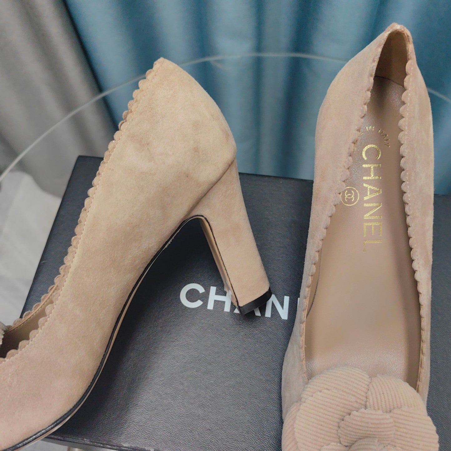 CC HIGH HEELS 80 MM IN TAN BEIGE SUEDE AND BLACK CALFSKIN WITH FLOWER - 35
