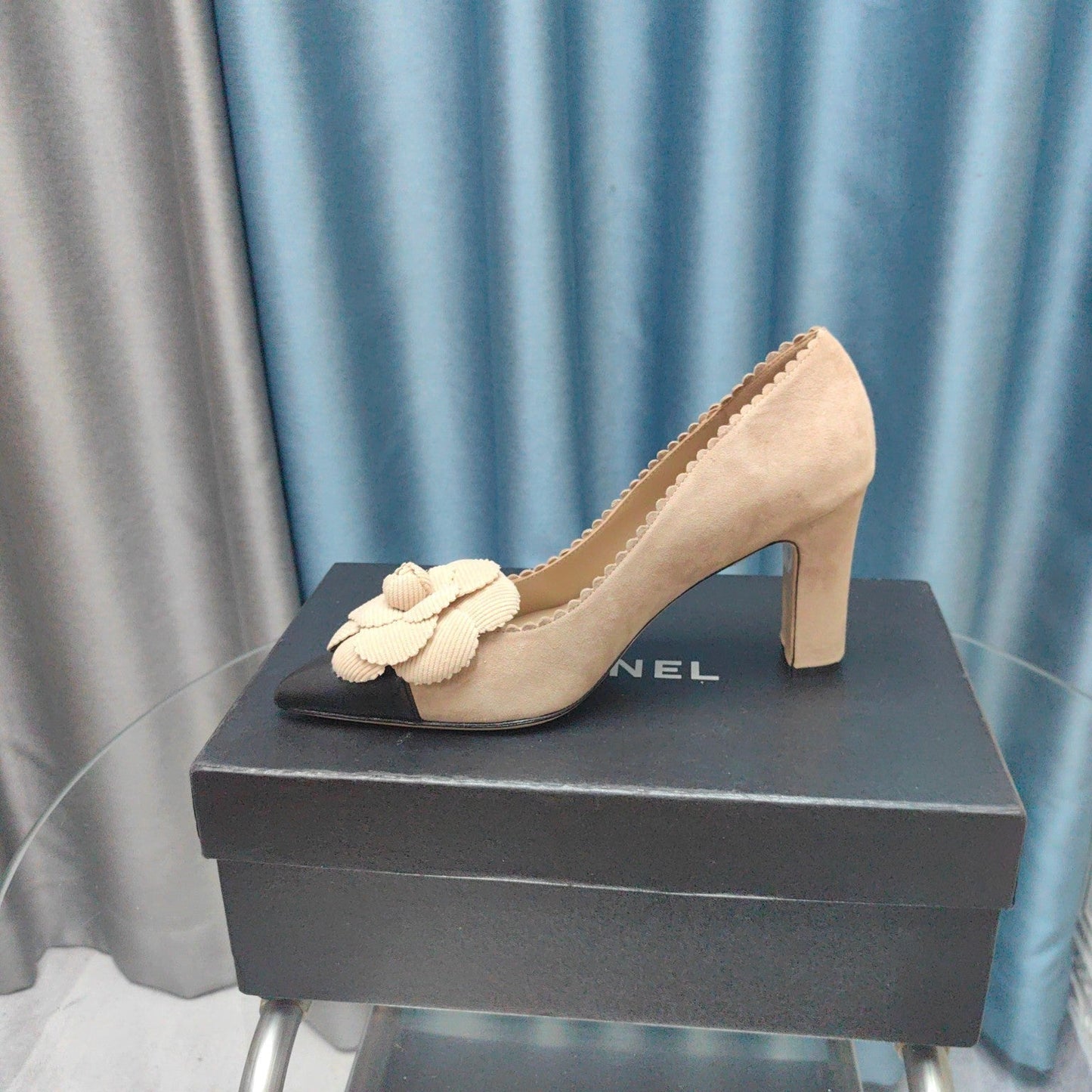 CC HIGH HEELS 80 MM IN TAN BEIGE SUEDE AND BLACK CALFSKIN WITH FLOWER - 35