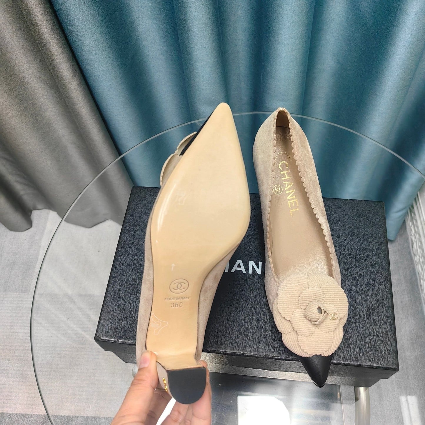 CC HIGH HEELS 80 MM IN TAN BEIGE SUEDE AND BLACK CALFSKIN WITH FLOWER - 35