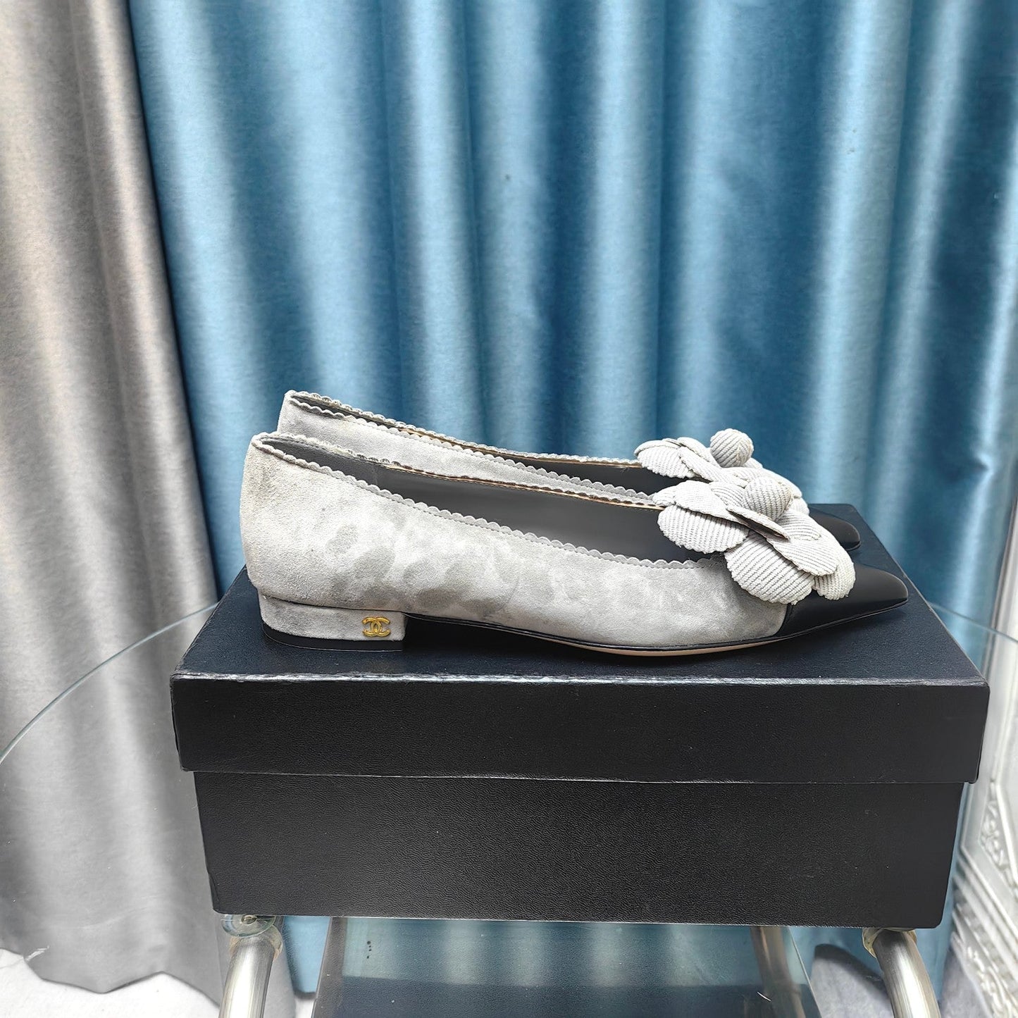 CC BALLET FLAT IN SPANISH GRAY SUEDE AND BLACK CALFSKIN WITH FLOWER - 35