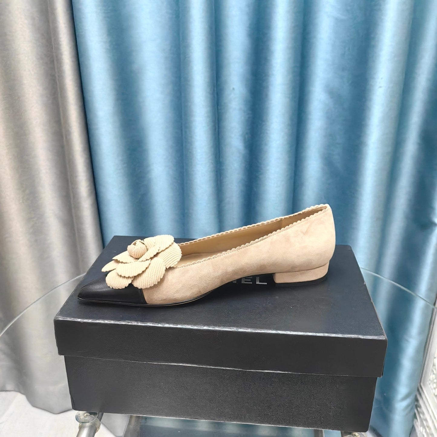 CC BALLET FLAT IN TAN BEIGE SUEDE AND BLACK CALFSKIN WITH FLOWER - 35